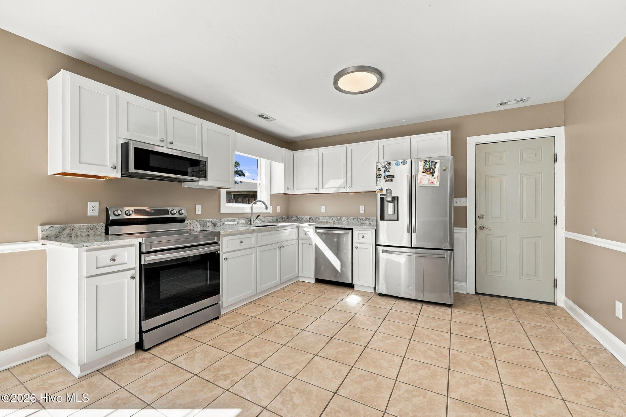2913 Mandy Lane Property Photo 4