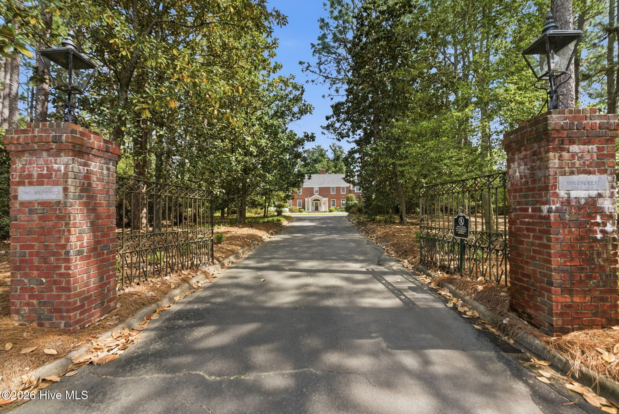 200 Hollycrest Drive Property Photo 2