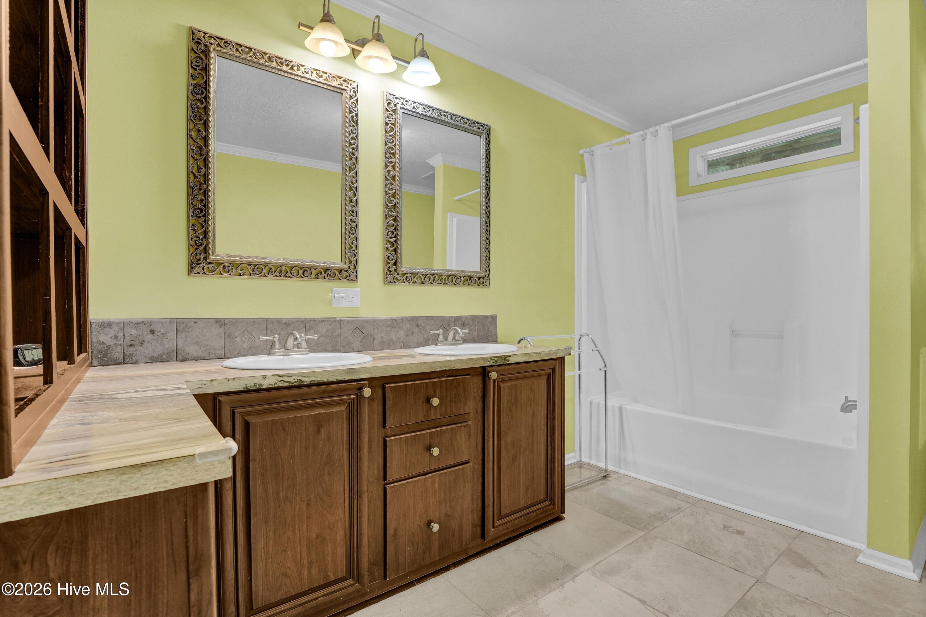 570 King Drive Property Photo 14