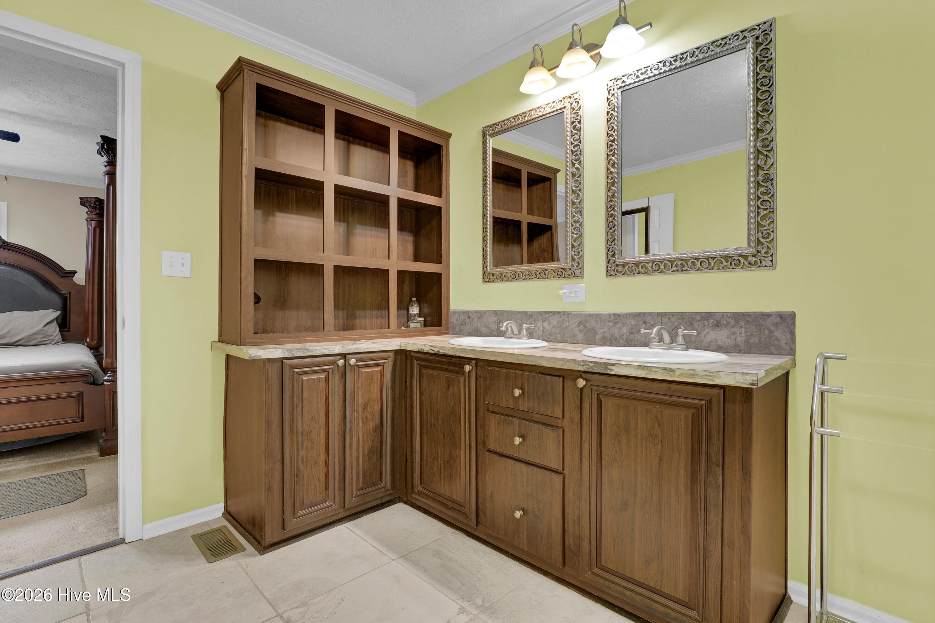 570 King Drive Property Photo 15