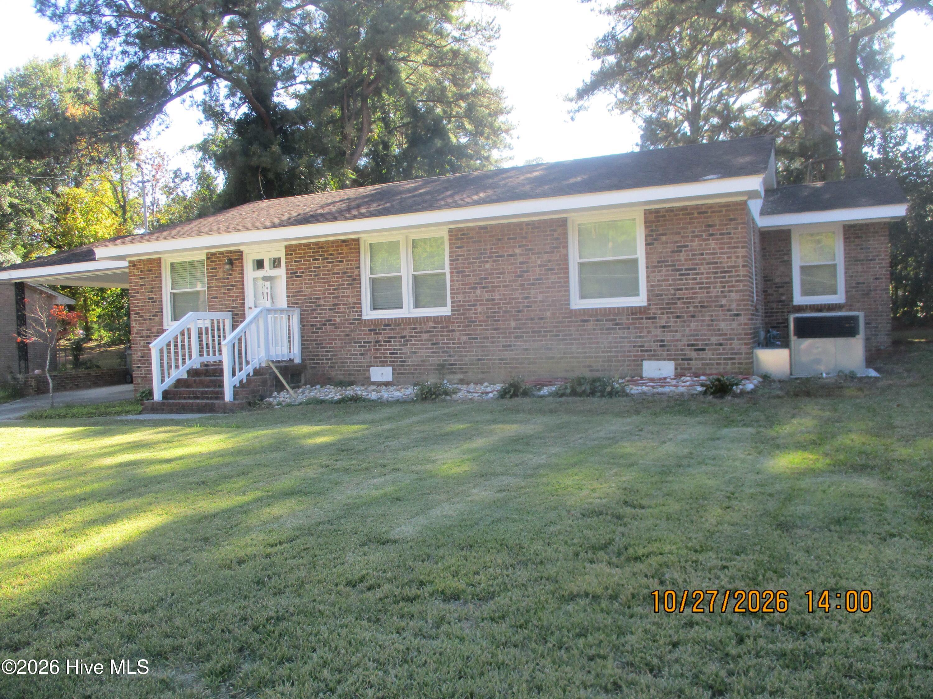 1703 Woodside Drive W Property Photo 1