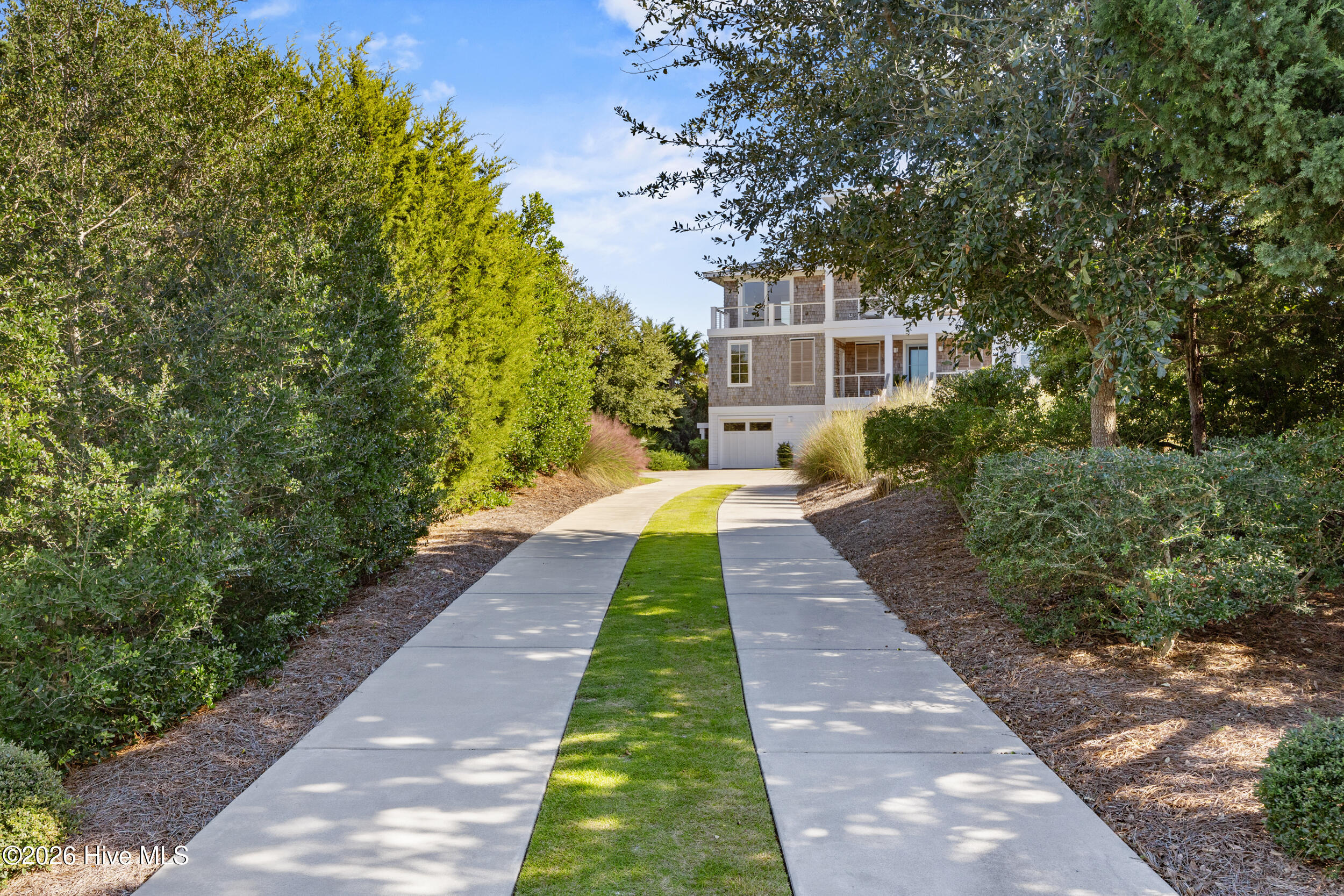 416 Beach Road N Property Photo 2