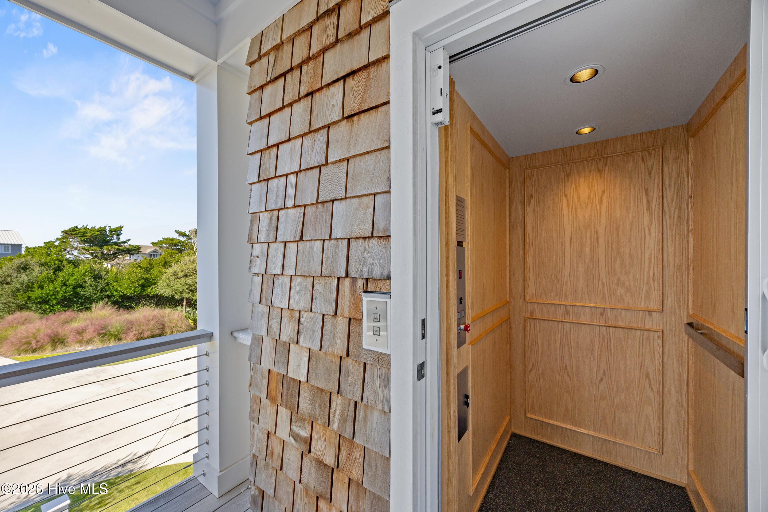 416 Beach Road N Property Photo 12