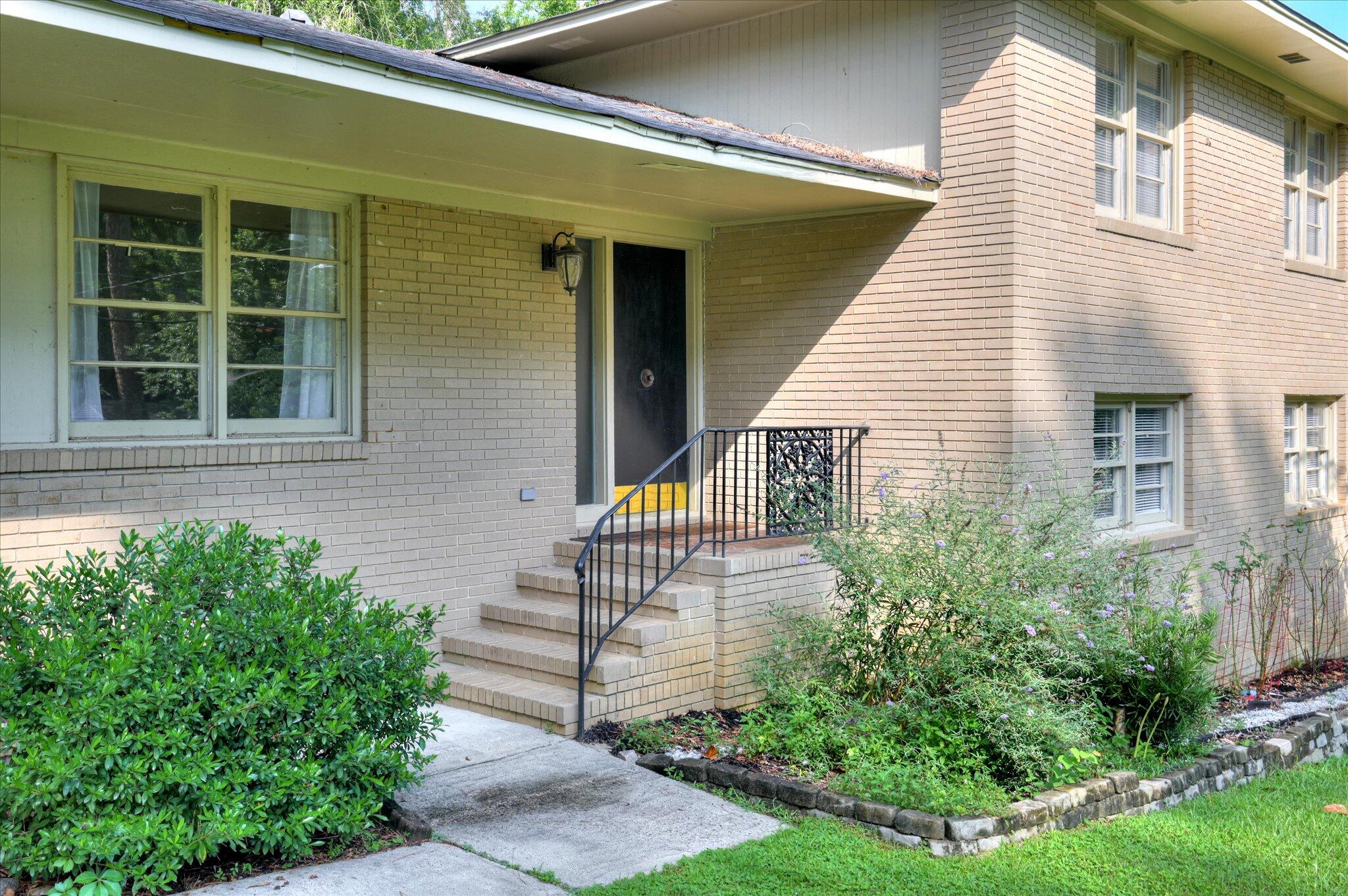 629 Canterbury Property Photo 7