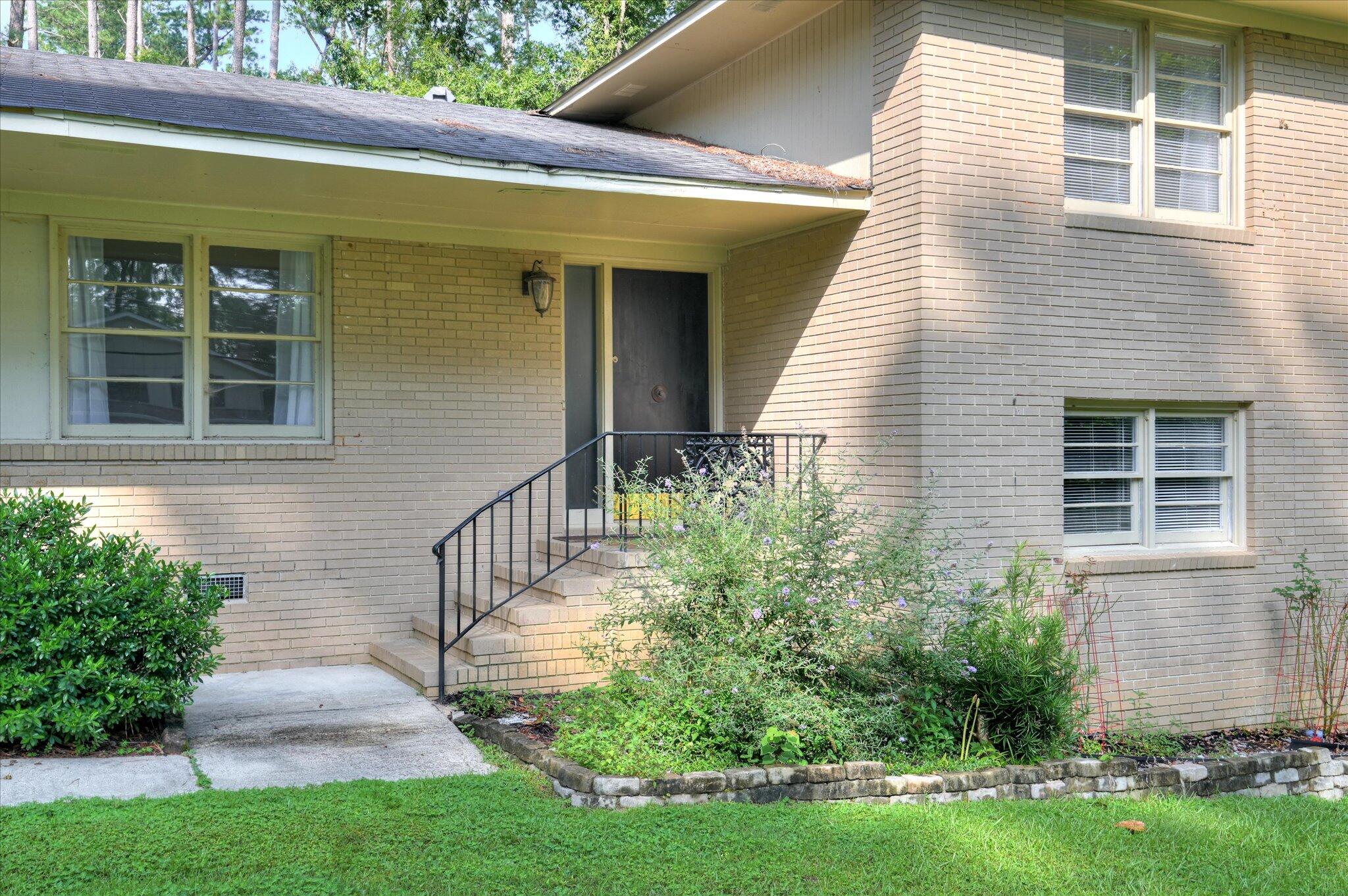 629 Canterbury Property Photo 9