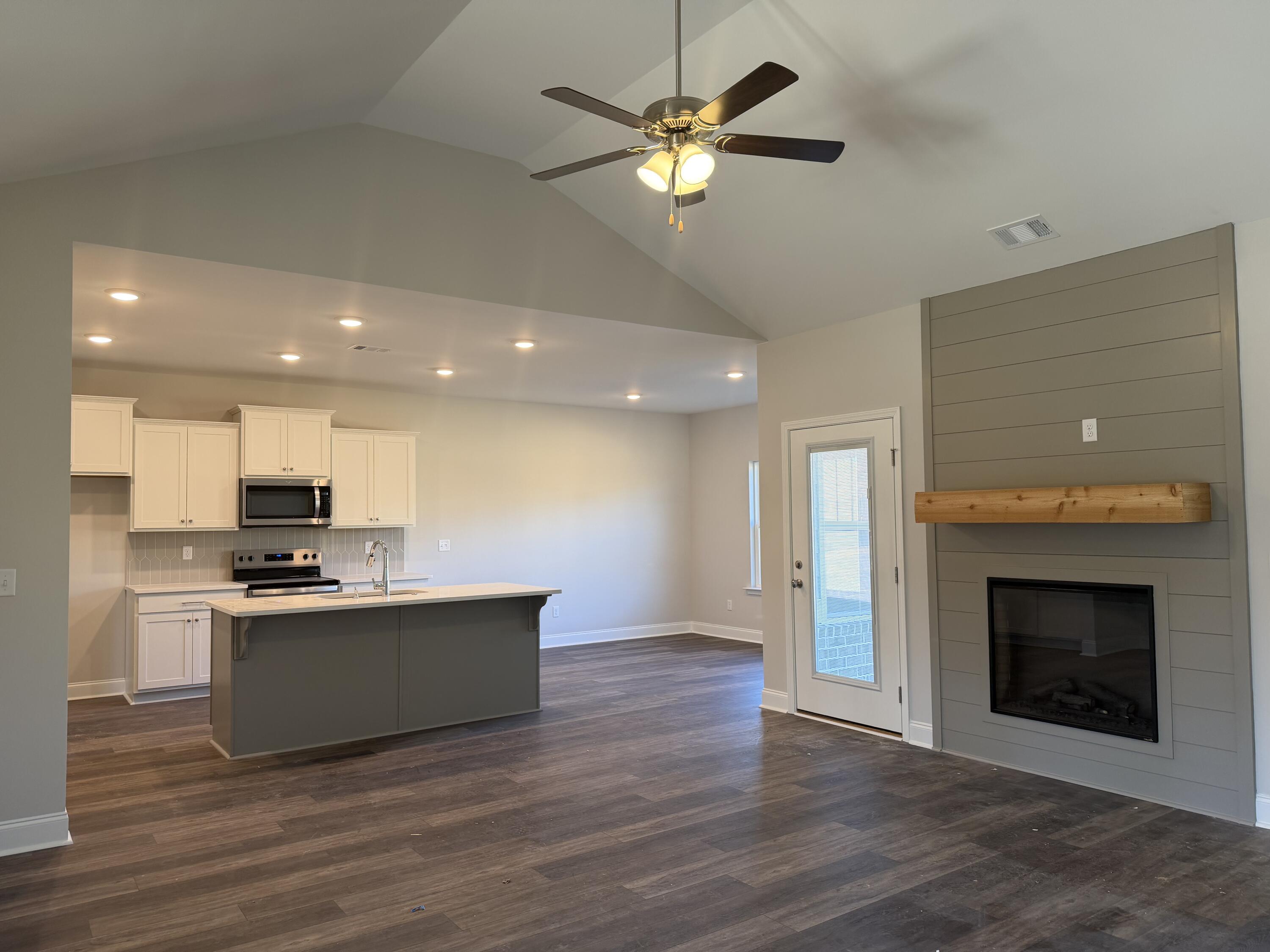 1302 Elias Station Property Photo 21