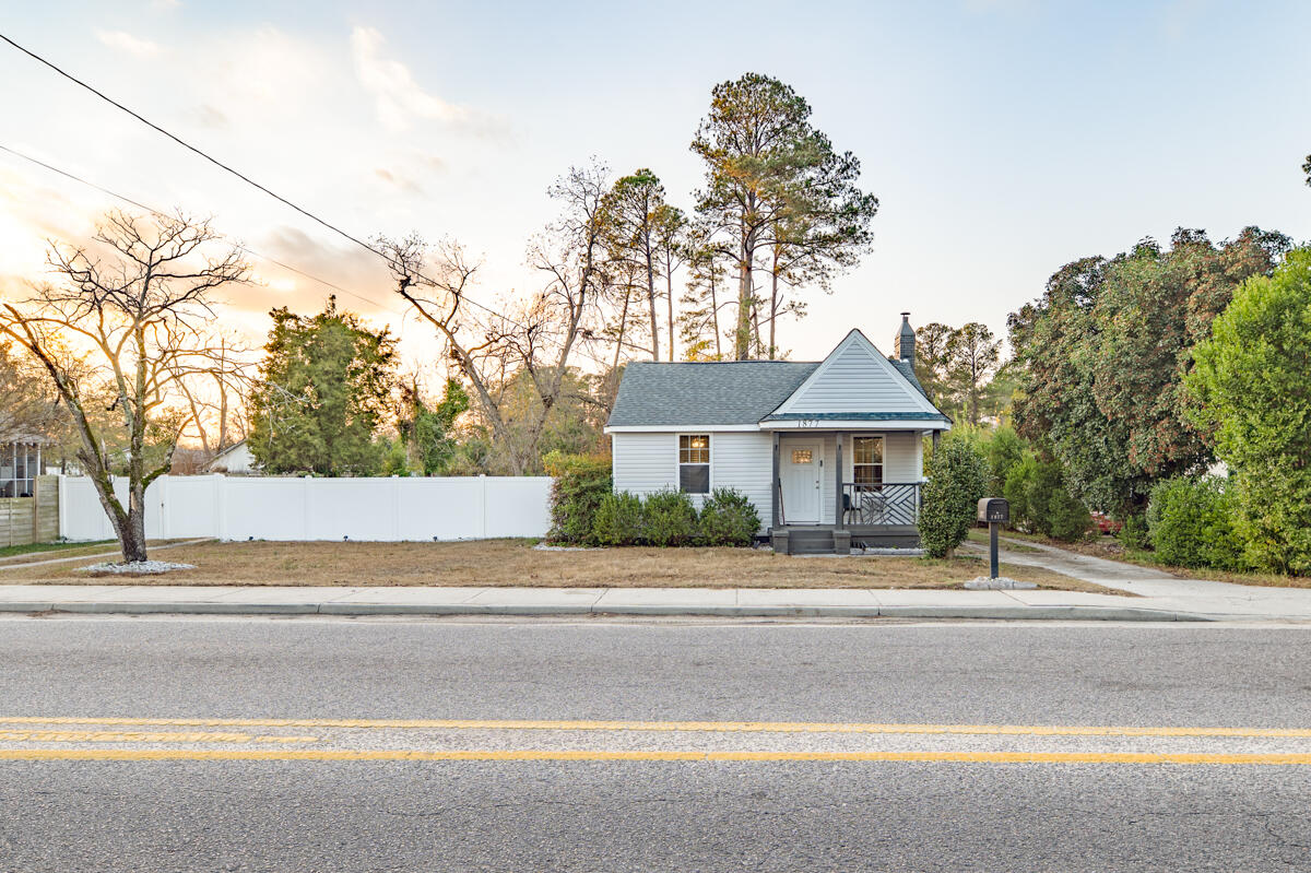 1877 Kissingbower Road Property Photo 6
