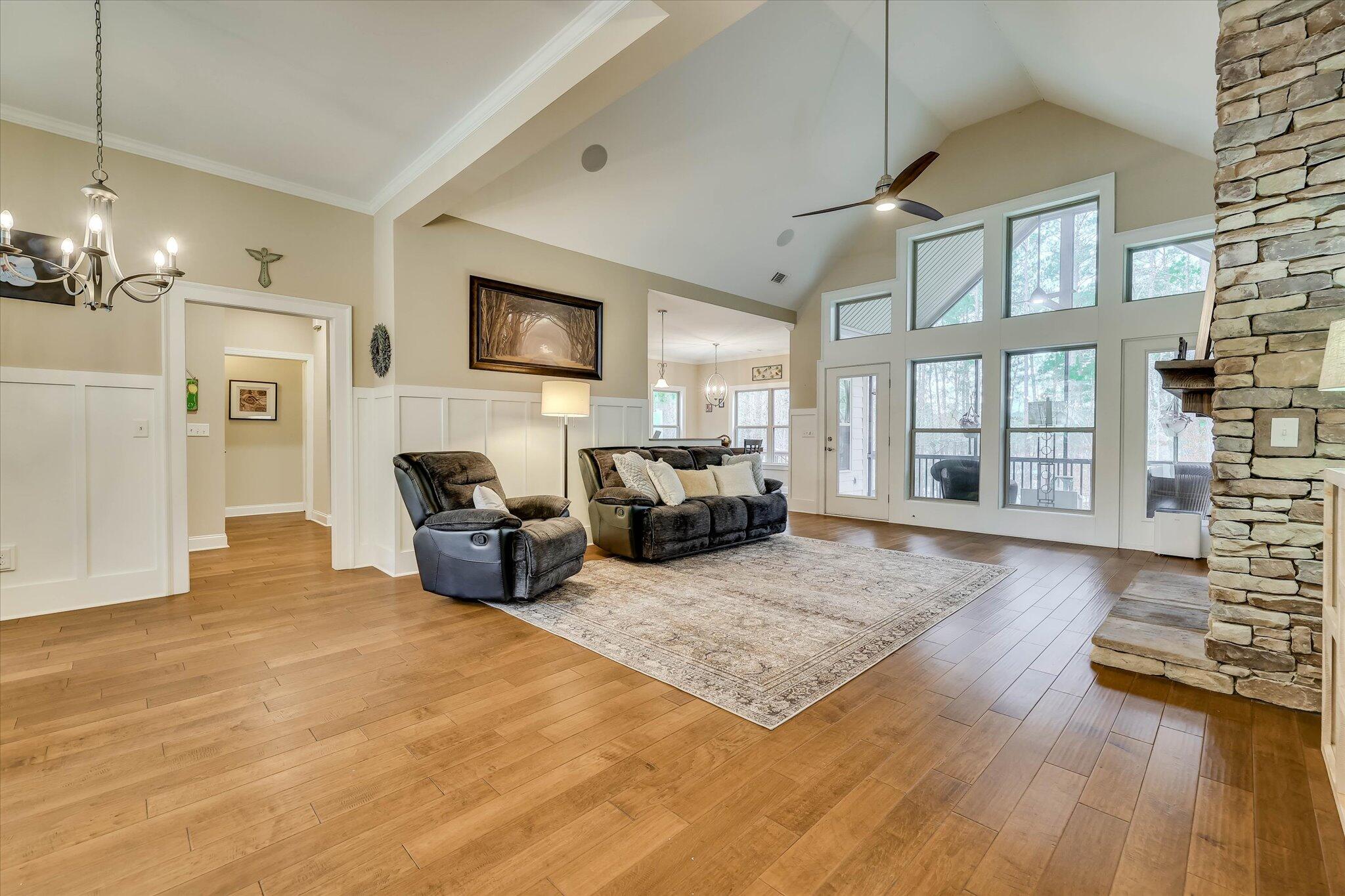 185 Bereau Drive Property Photo 8