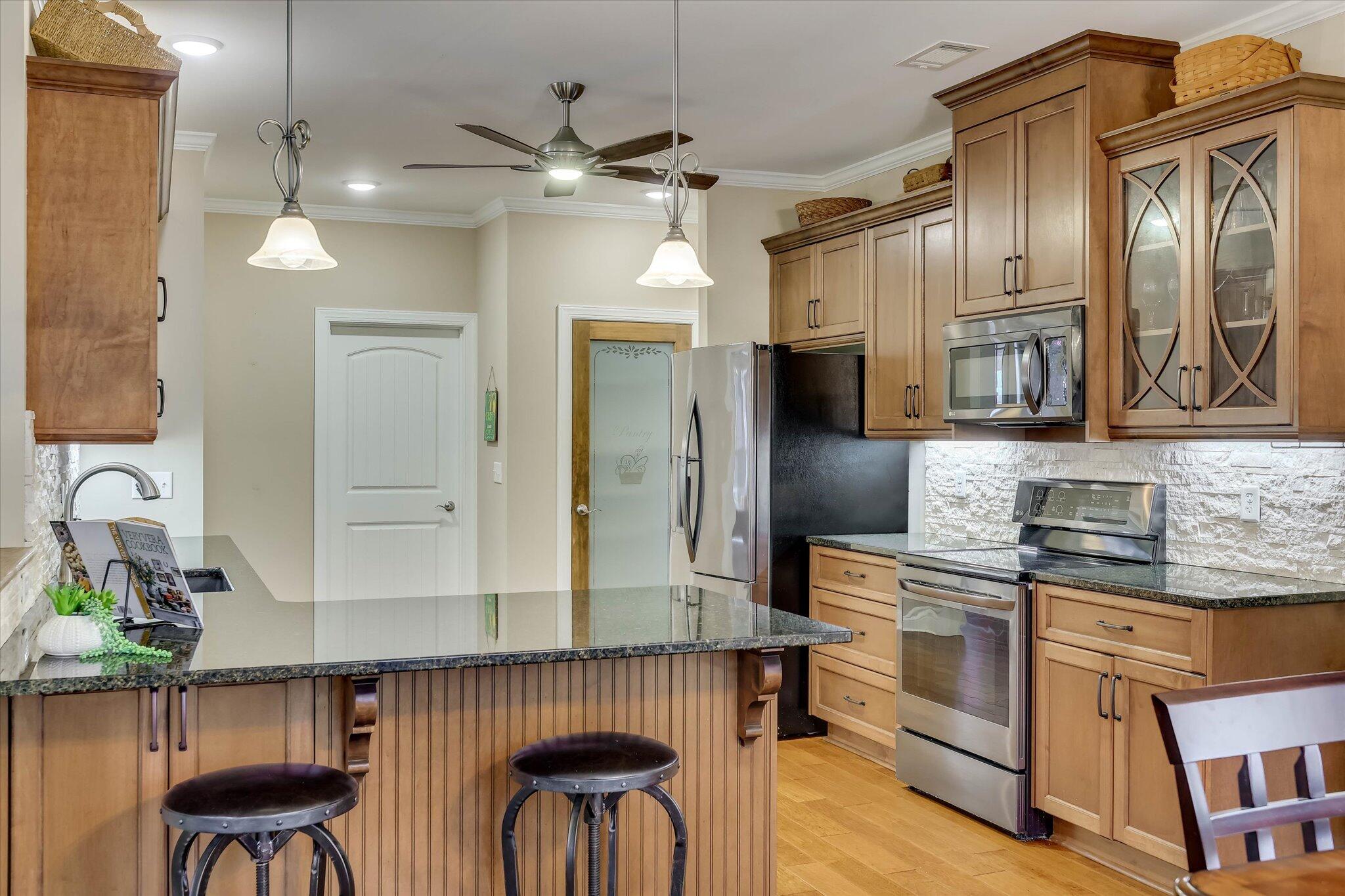 185 Bereau Drive Property Photo 12