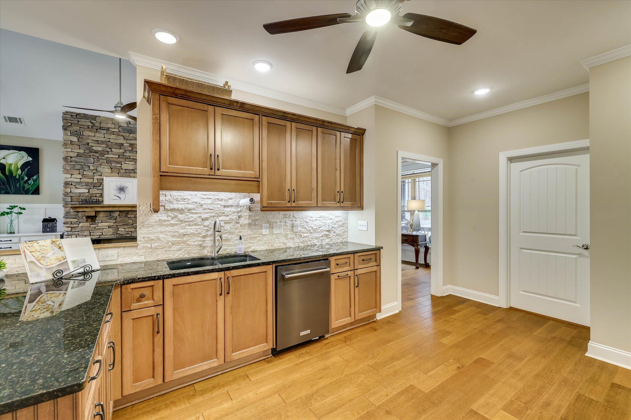 185 Bereau Drive Property Photo 14