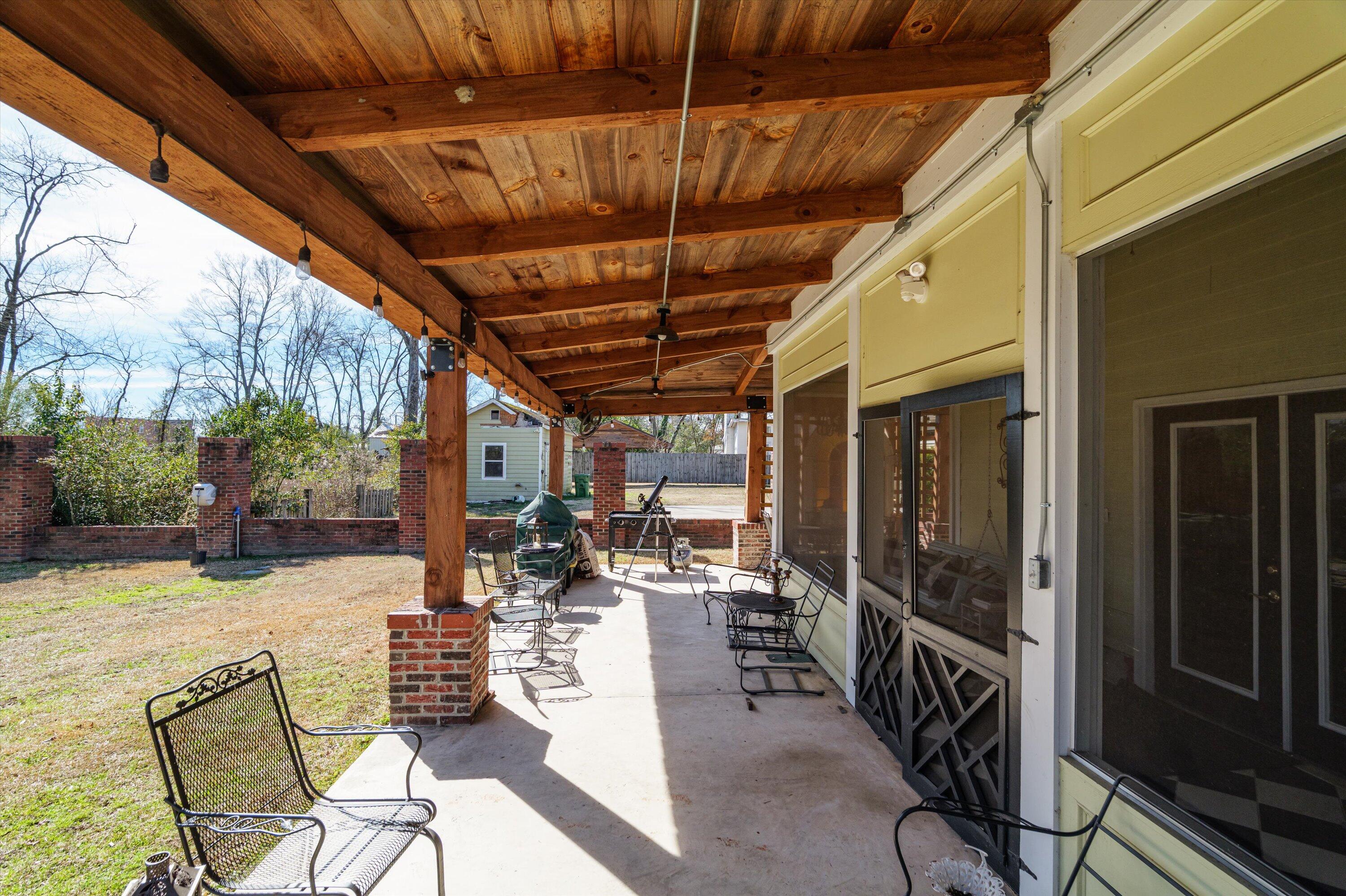 219 White Oak Street Property Photo 8