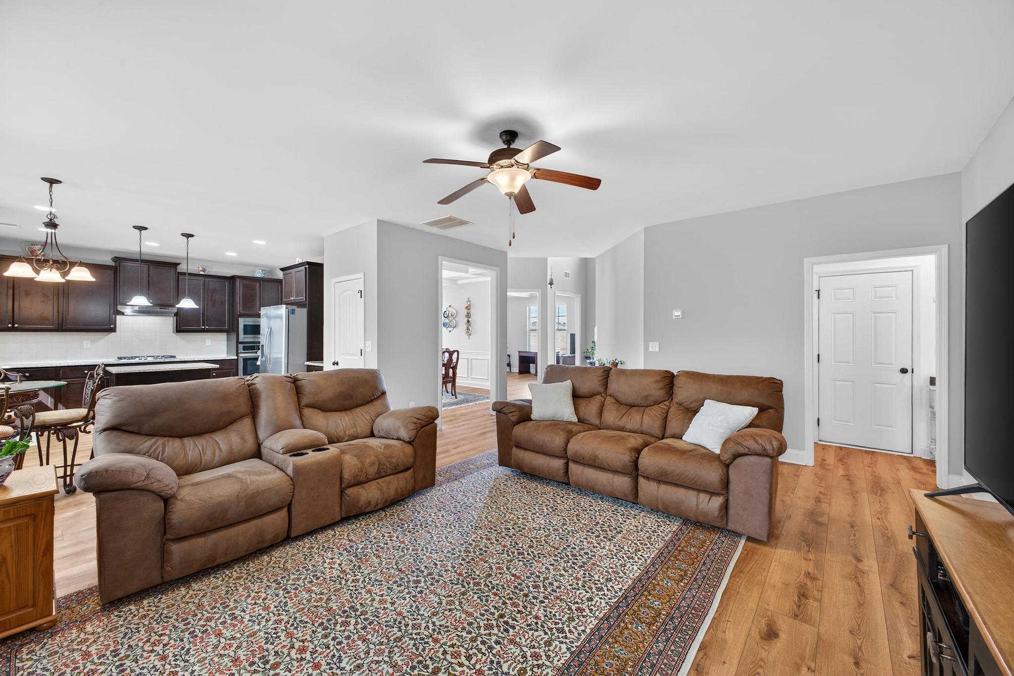 464 Equinox Loop Property Photo 4