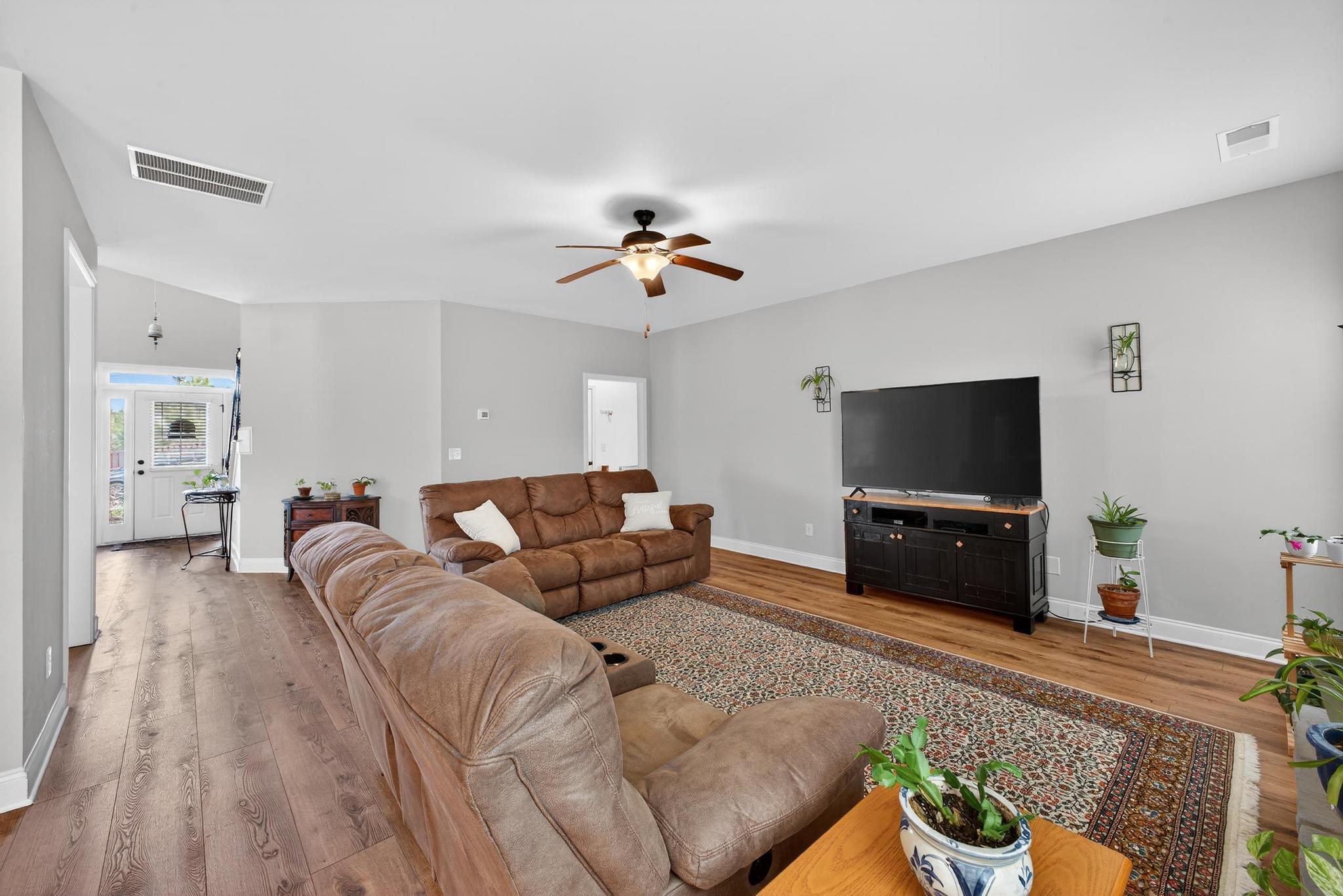 464 Equinox Loop Property Photo 6