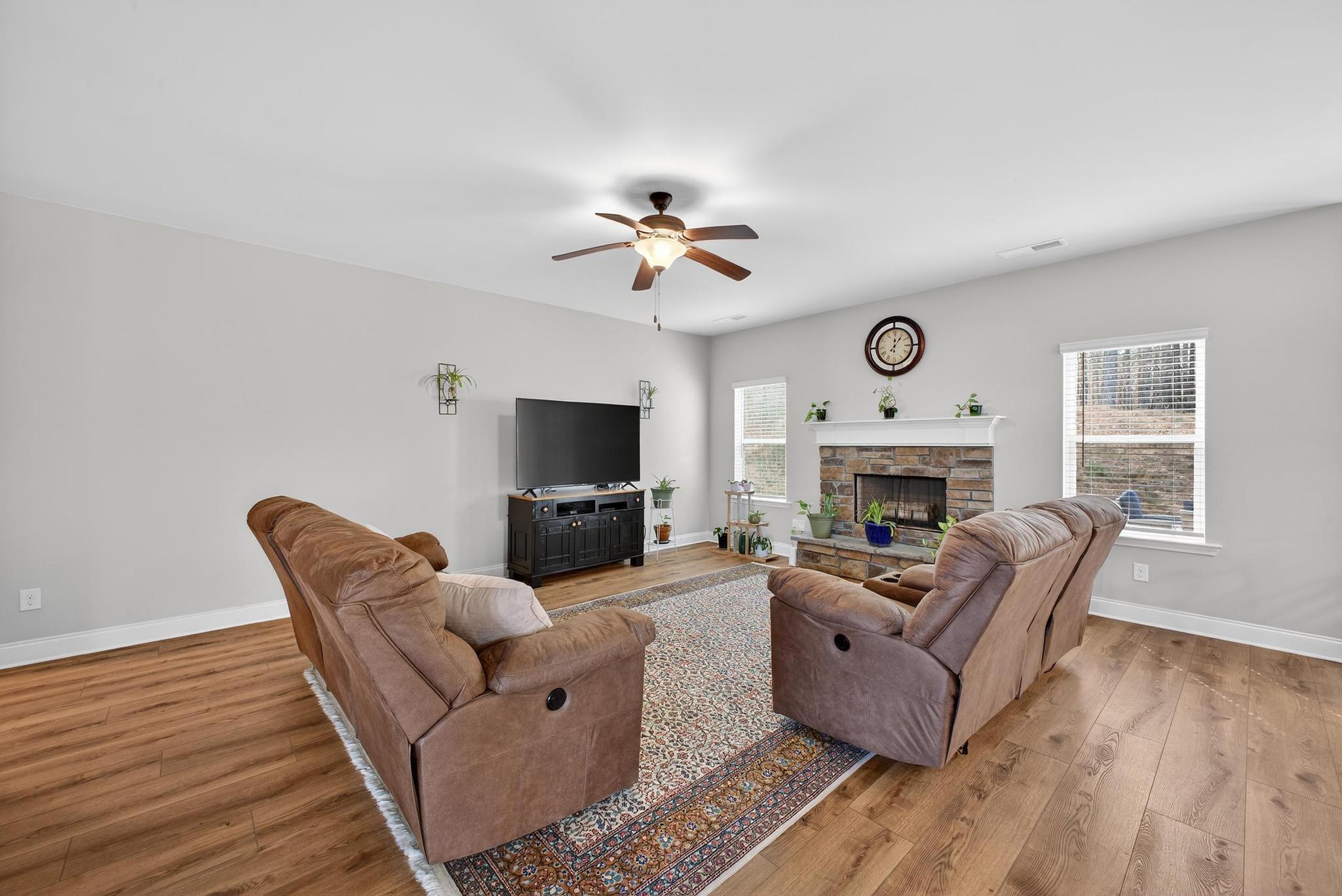 464 Equinox Loop Property Photo 7