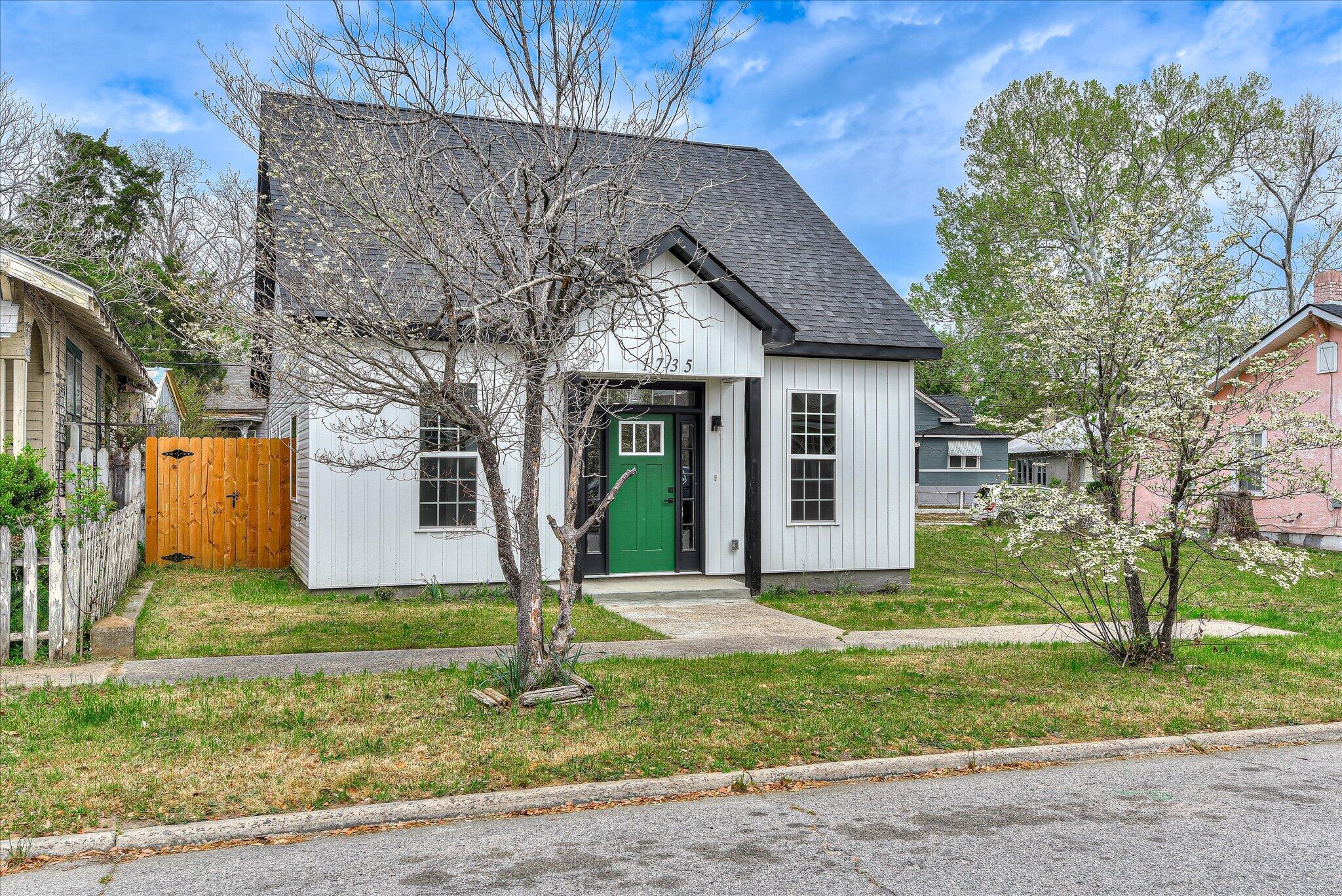 1735 Jenkins Street Property Photo 2