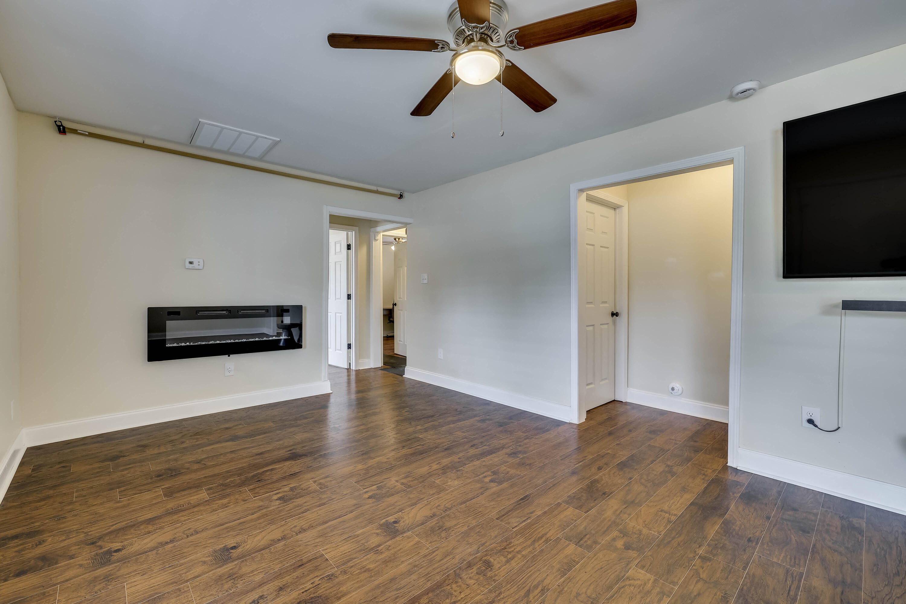 3060 Collier Road Property Photo 5