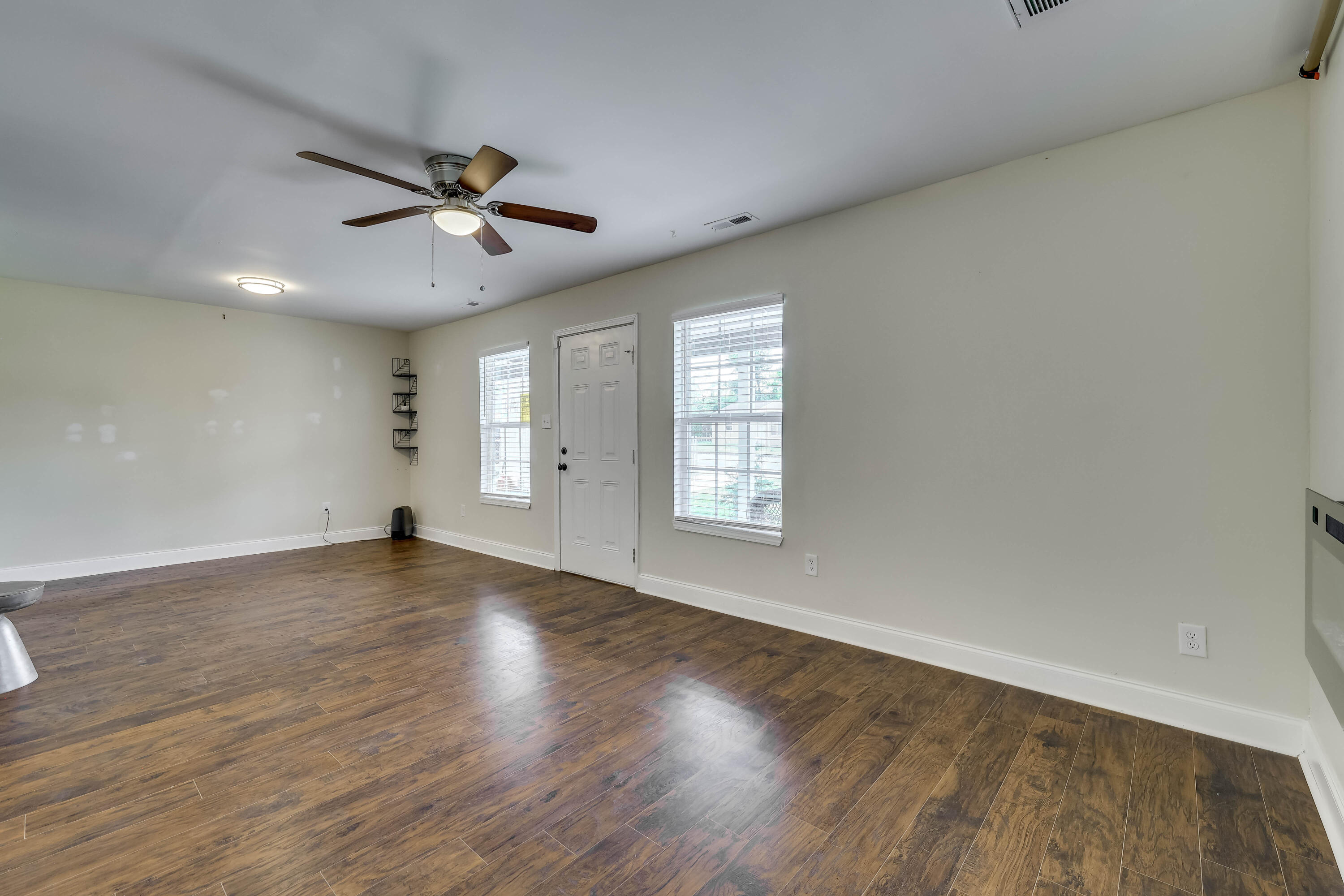 3060 Collier Road Property Photo 7