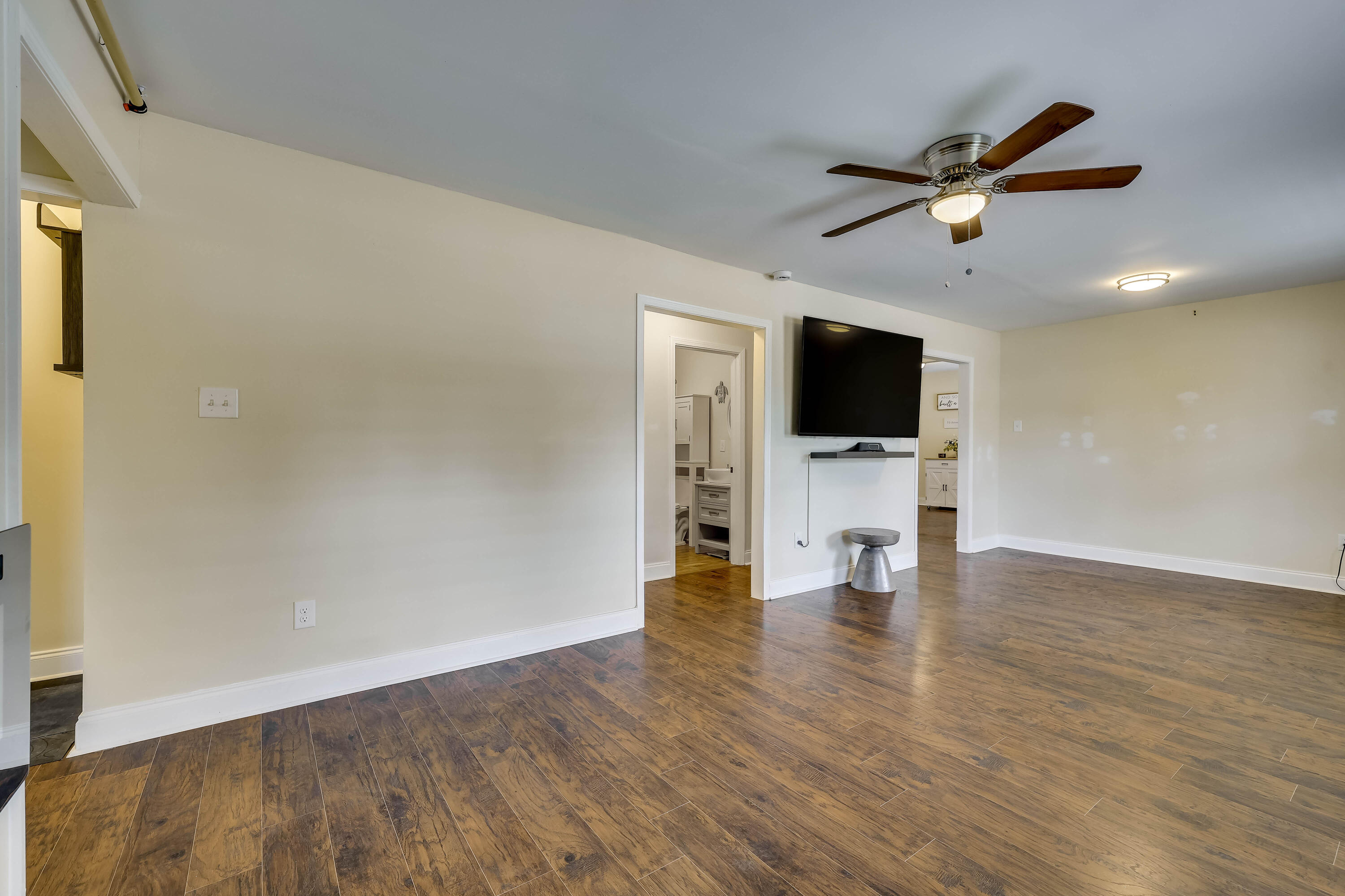 3060 Collier Road Property Photo 8