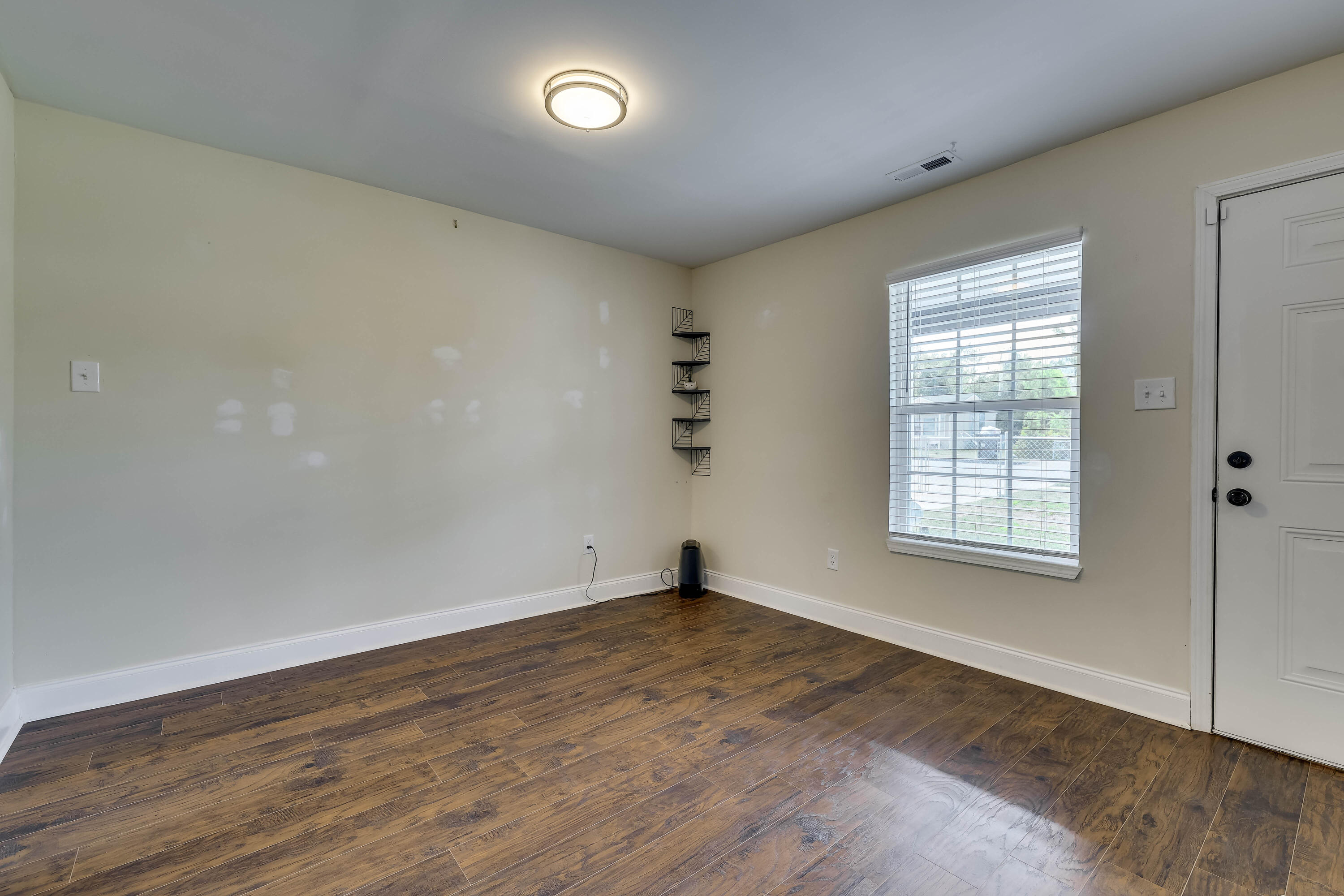 3060 Collier Road Property Photo 10