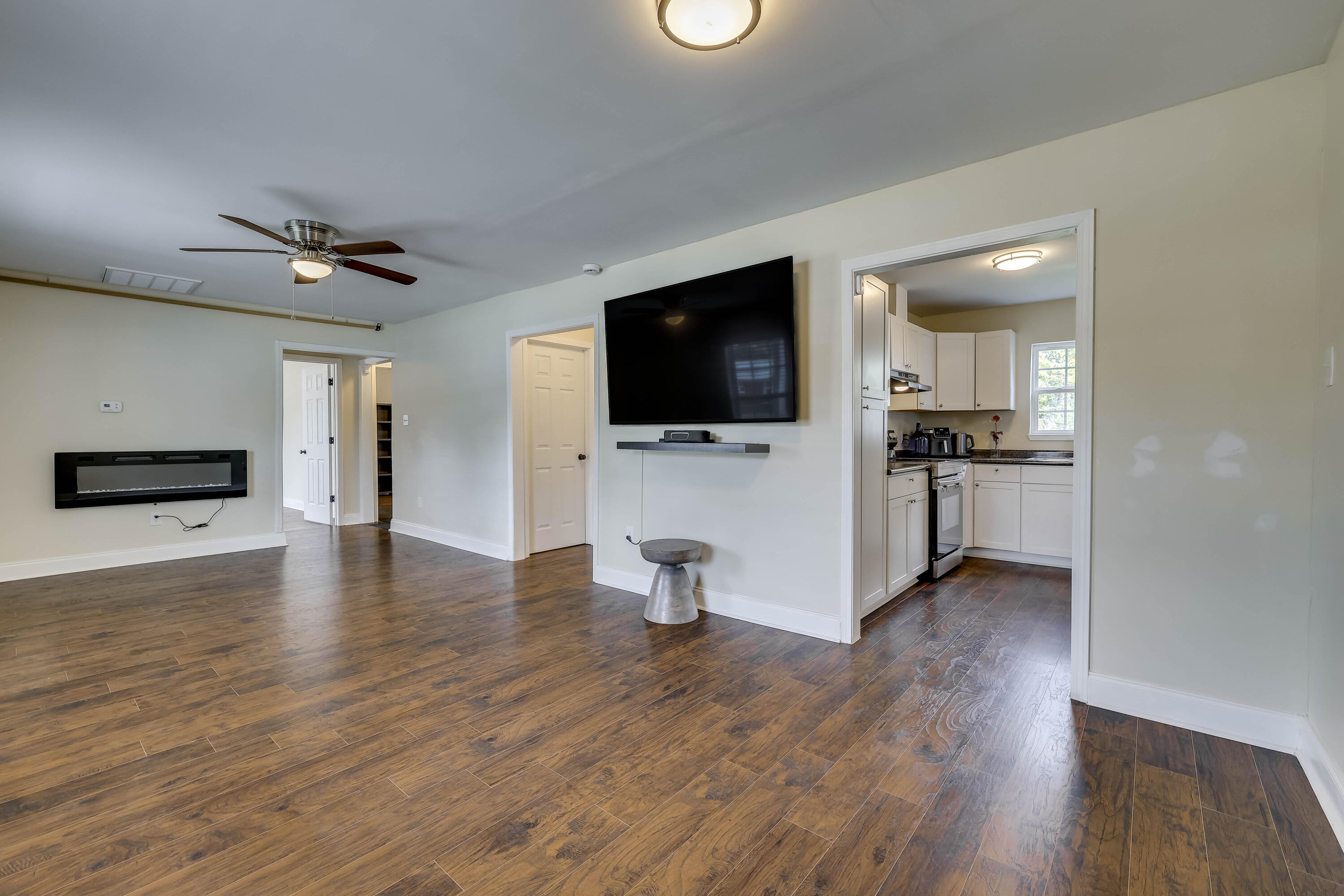 3060 Collier Road Property Photo 12