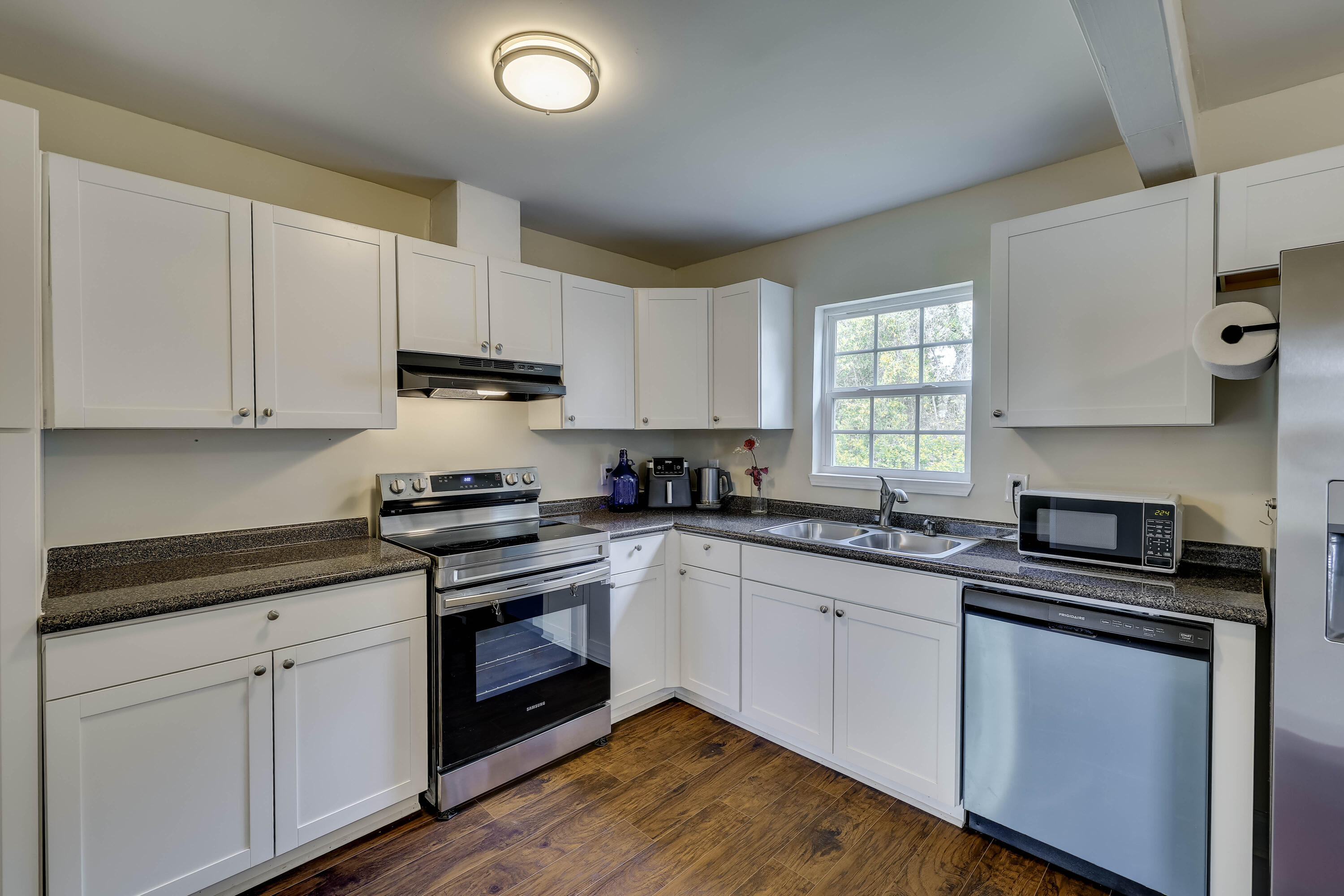 3060 Collier Road Property Photo 14