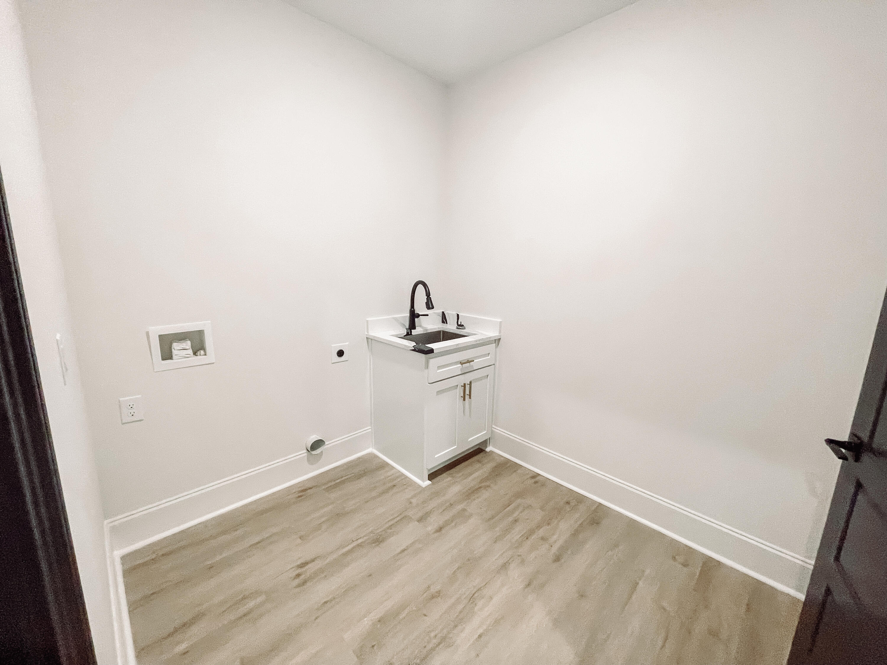 305 Wellington Court Property Photo 16