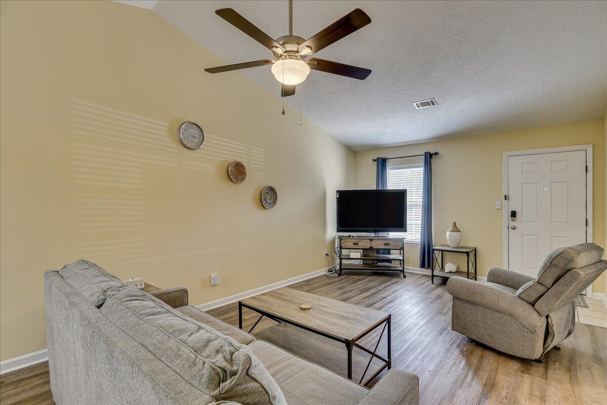 540 Edgecliff Lane Property Photo 6