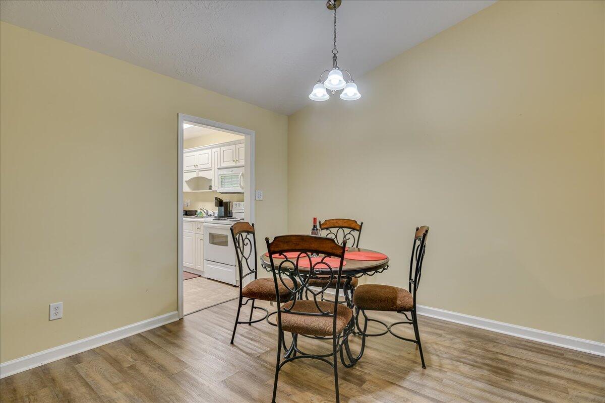 540 Edgecliff Lane Property Photo 9