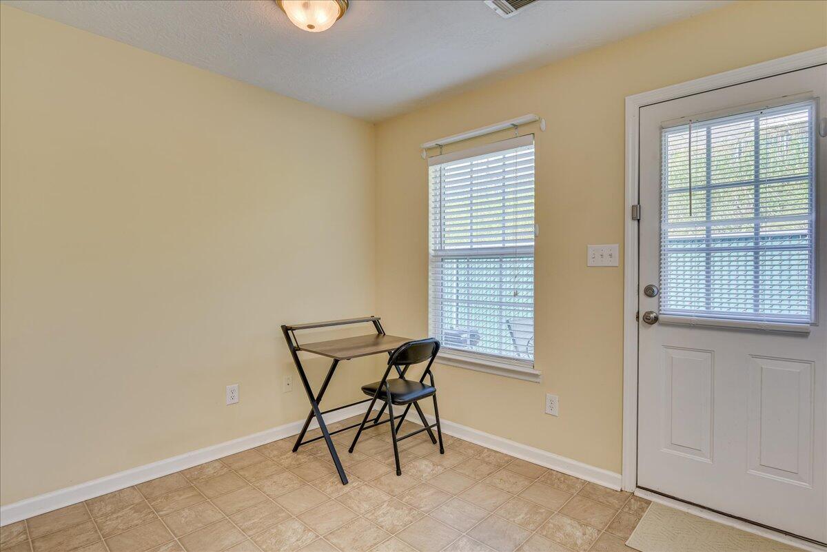 540 Edgecliff Lane Property Photo 11