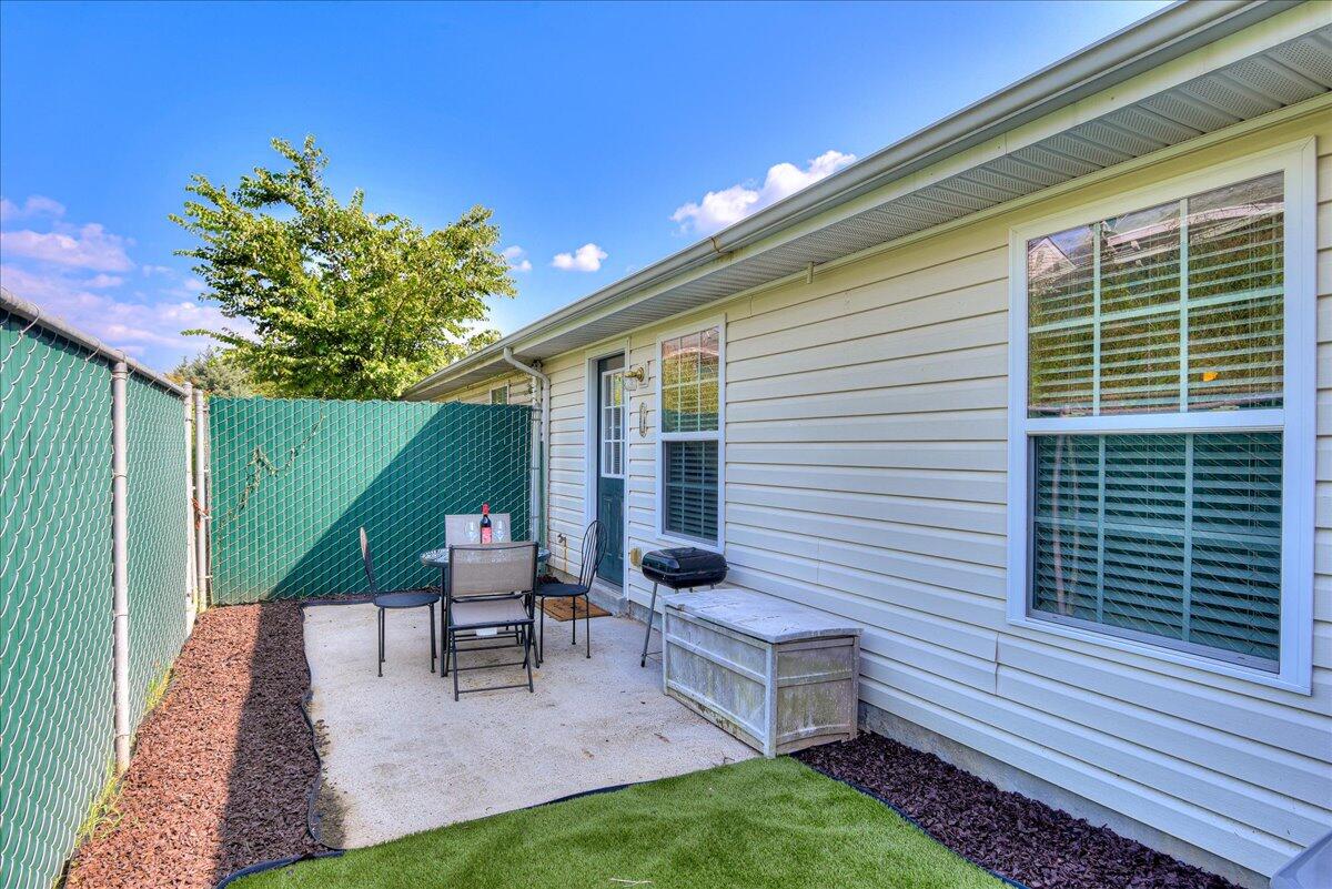540 Edgecliff Lane Property Photo 32