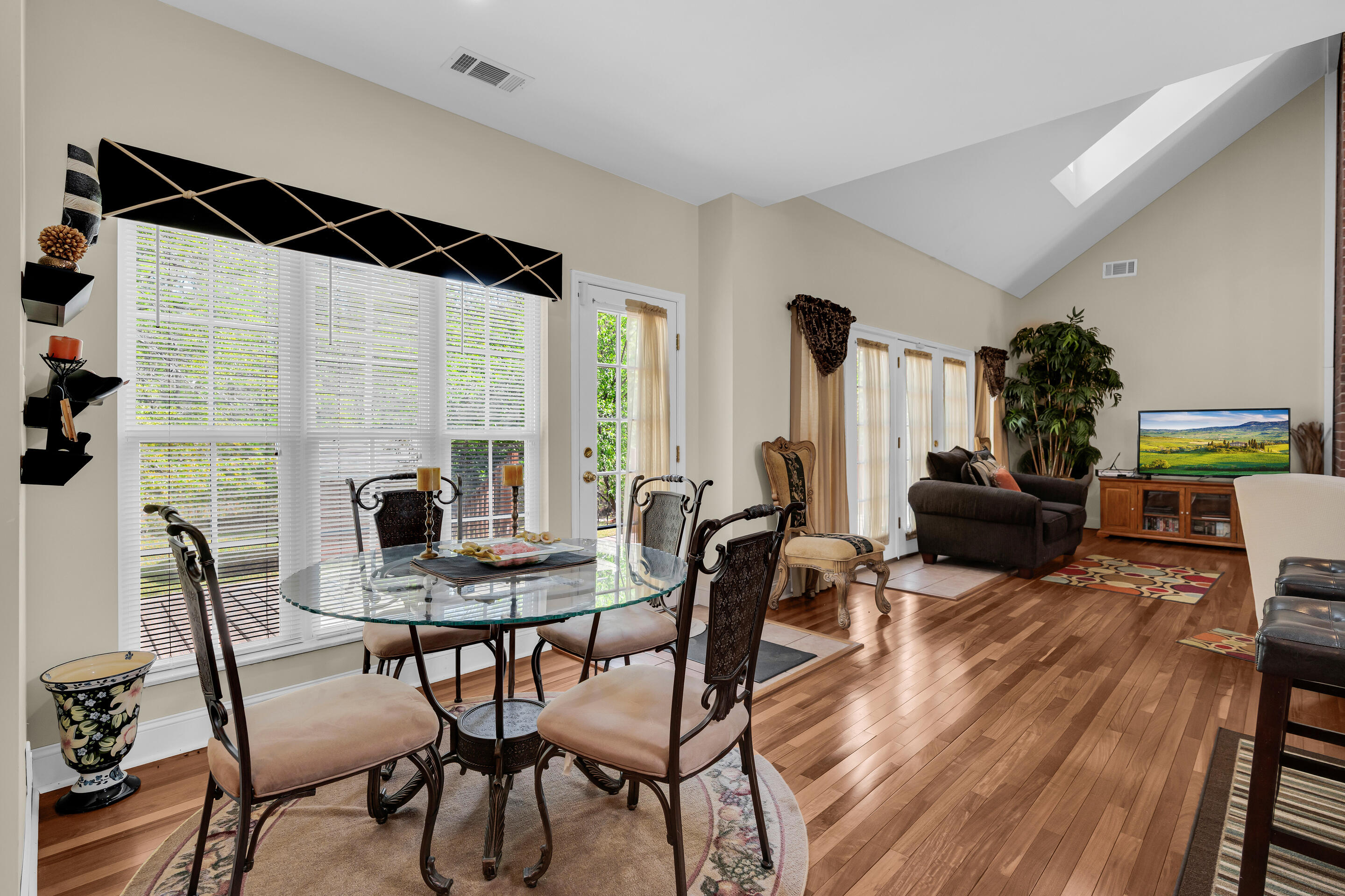 1197 Jefferson Boulevard Property Photo 13