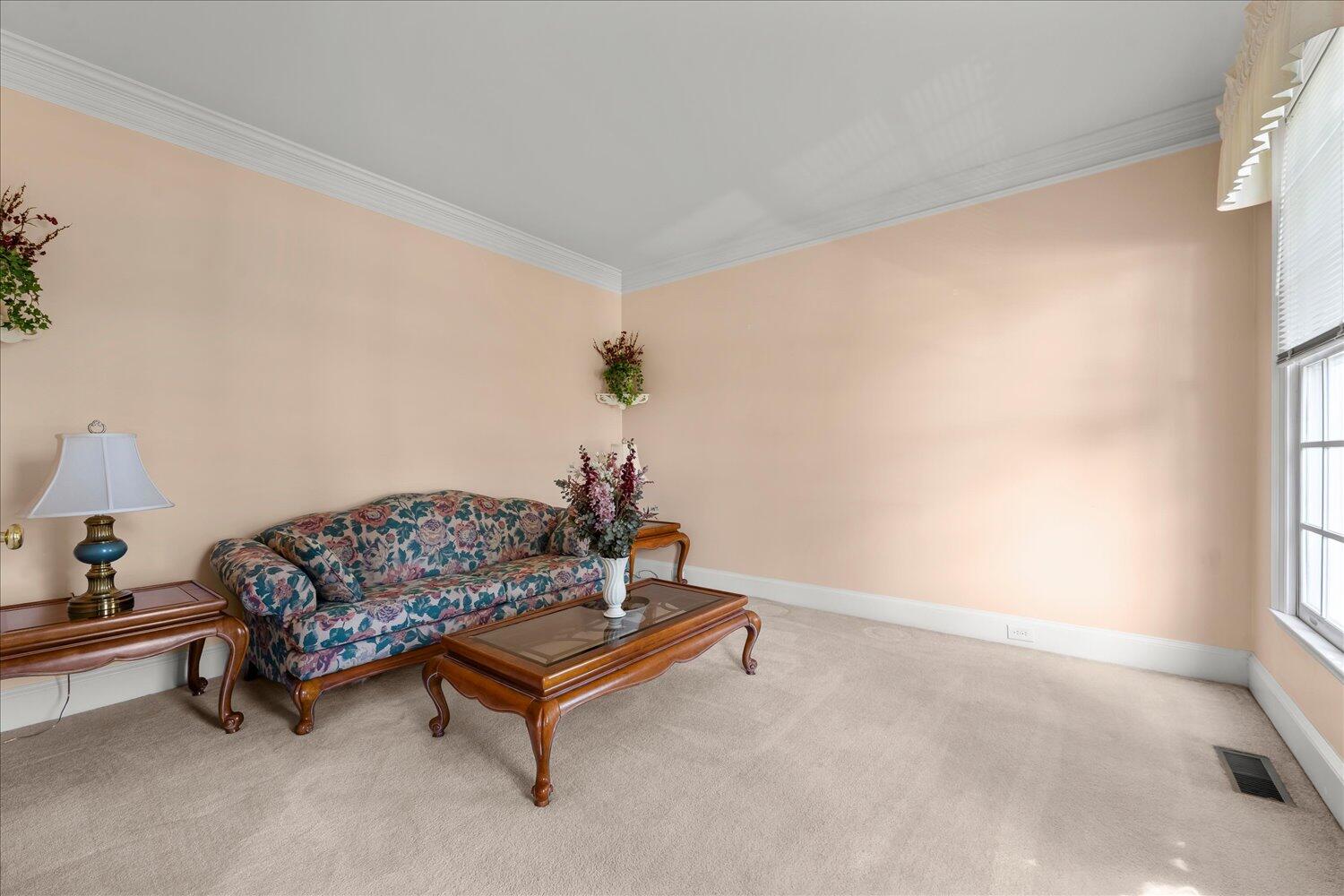 203 W Kestwick Drive Property Photo 7