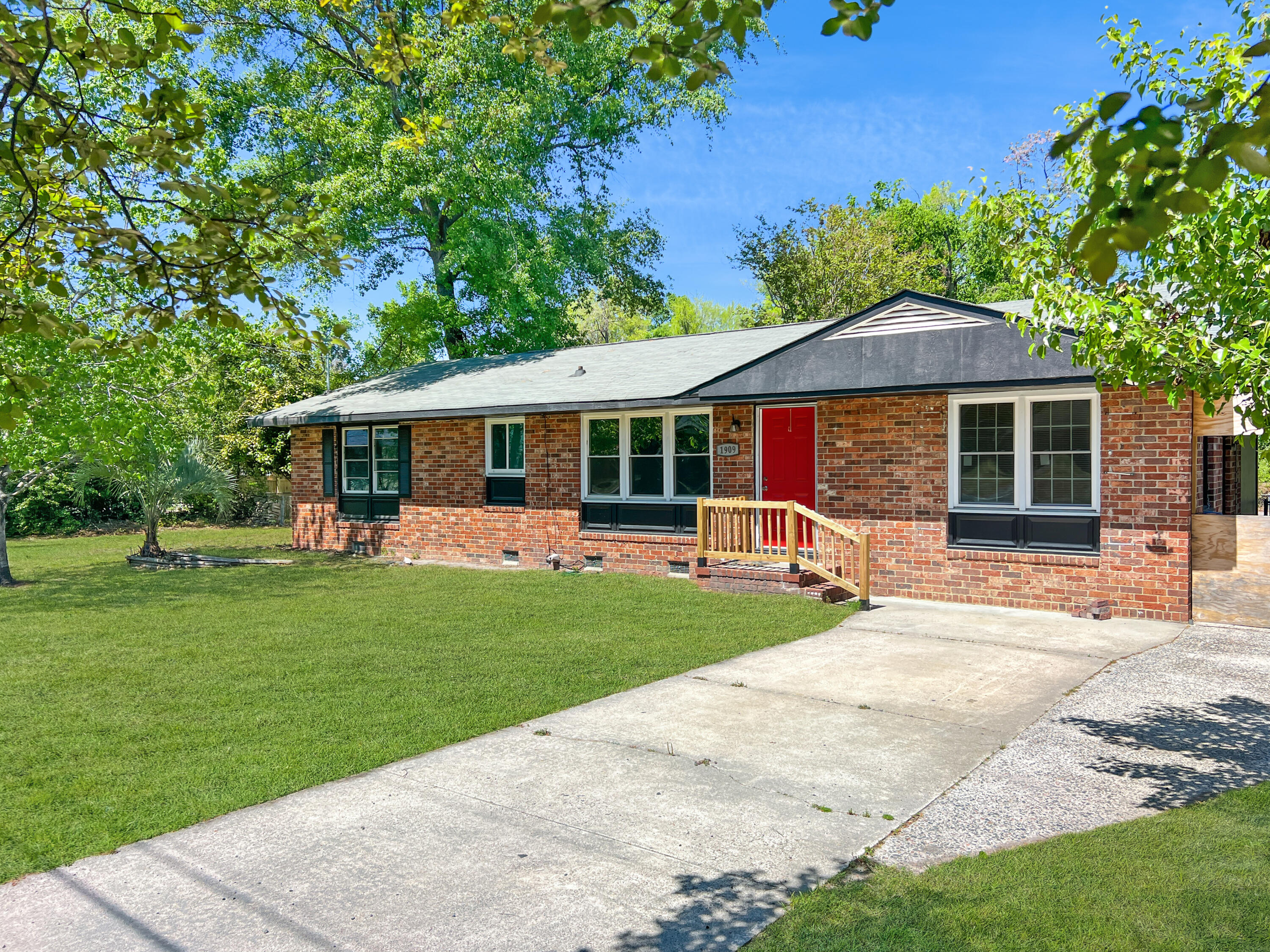 1909 Melrose Drive Property Photo 1