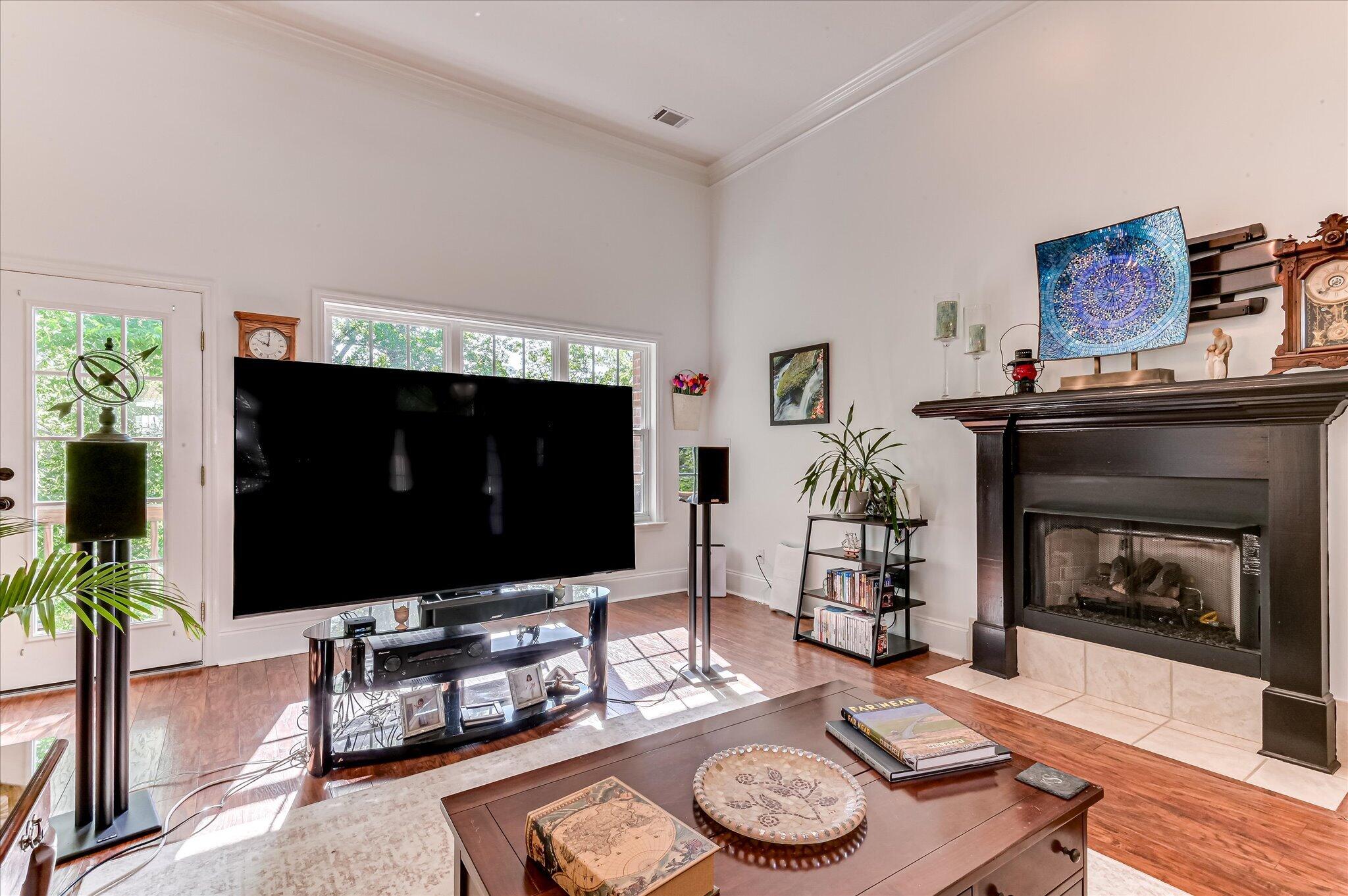 4895 Somerset Drive Property Photo 9