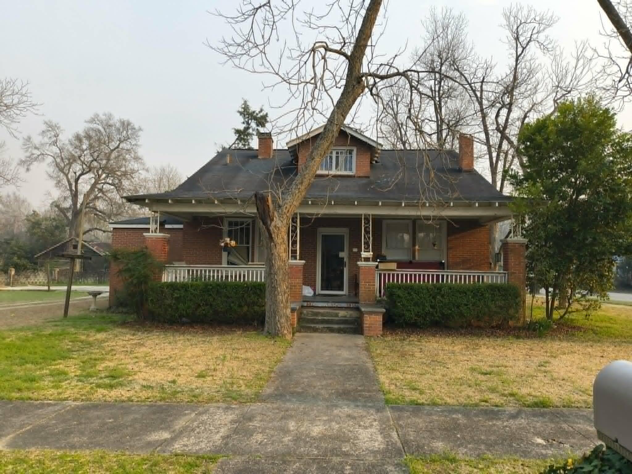 202 E 11th Street Property Photo 1