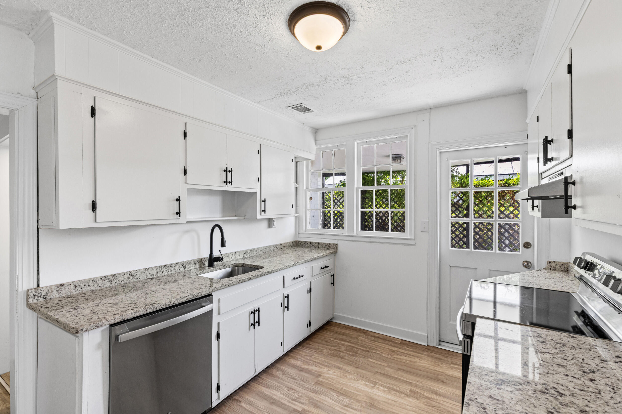 2355 Forster Street Property Photo 13