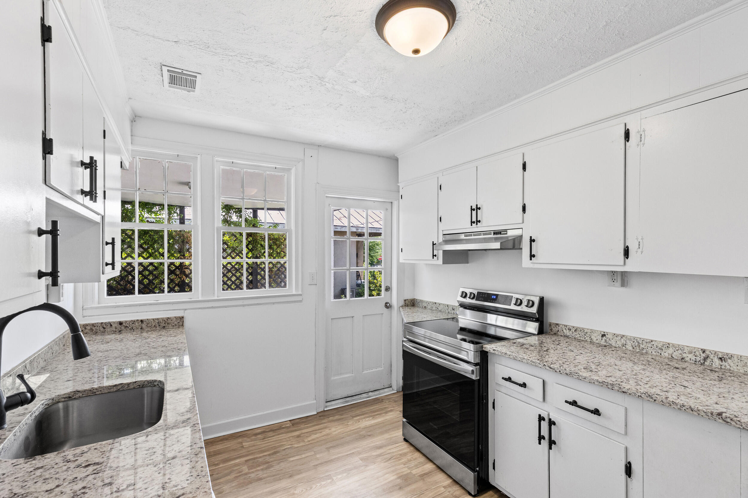 2355 Forster Street Property Photo 14