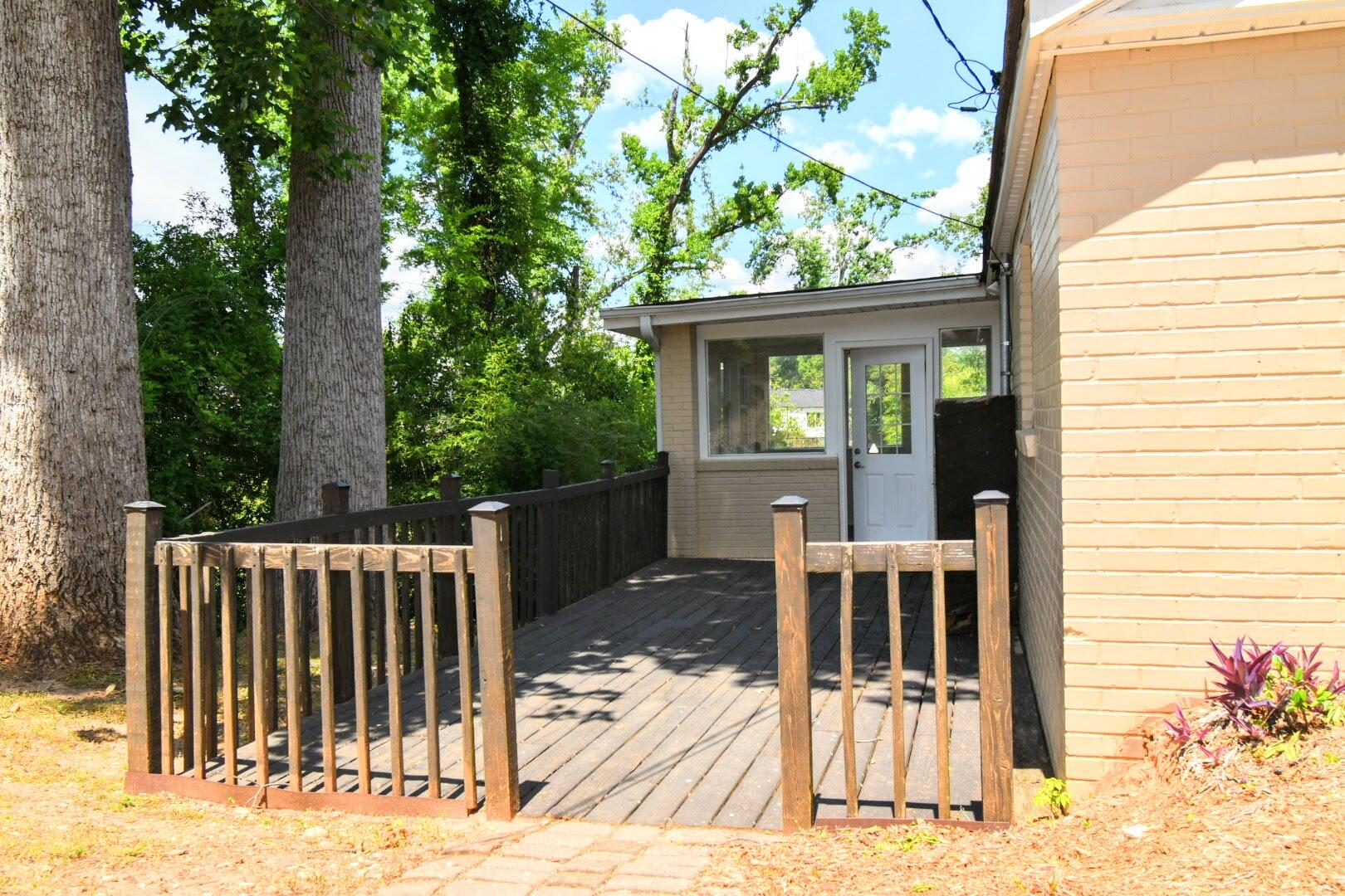 2312 Laurel Lane Property Photo 3