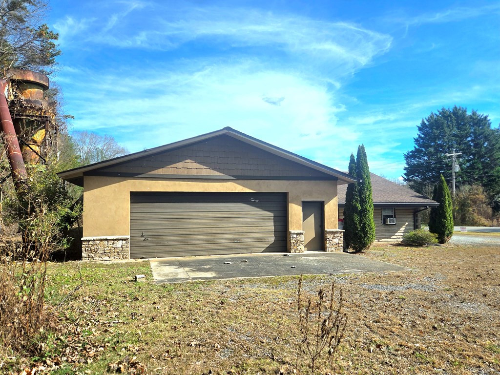 6785 Airport Road Property Photo 9