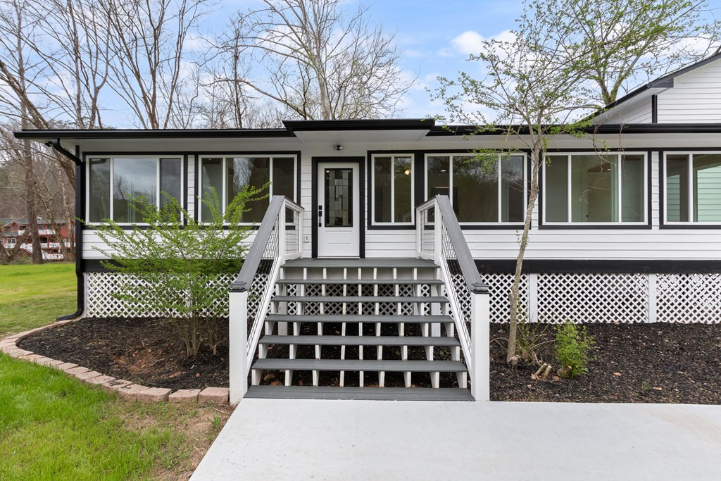 284 Smokeford Road Property Photo 5