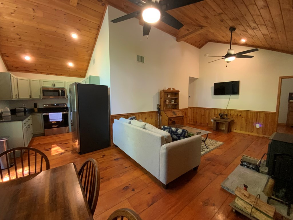433 Damon's Trail Property Photo 6