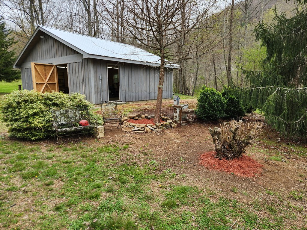 1064 Muskrat Creek Road Property Photo 2