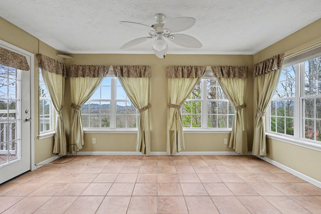 368 Sierra Springs Drive Property Photo 26
