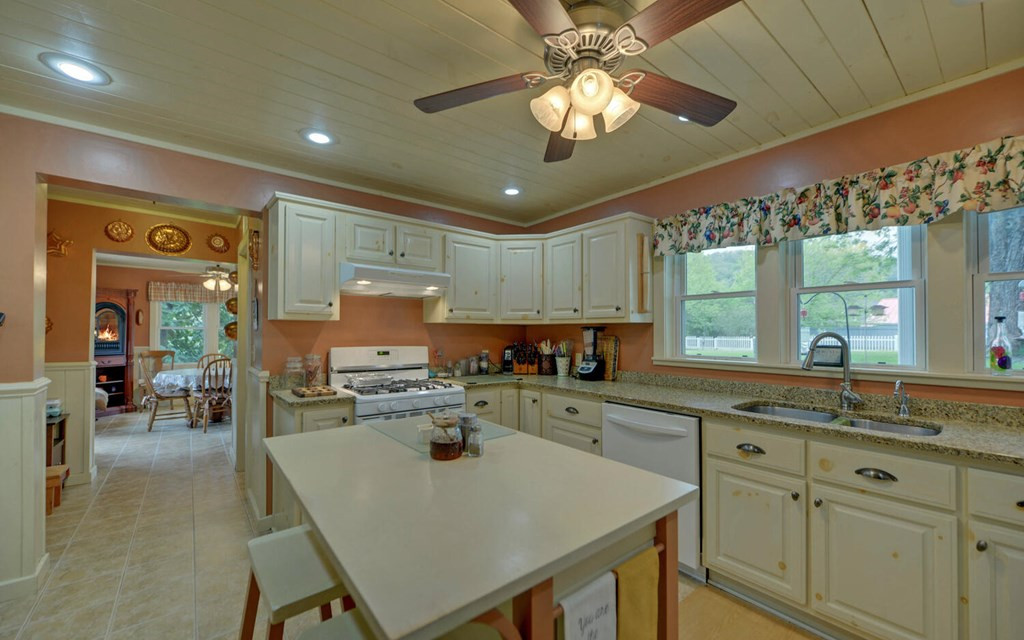 1082 Valley River Avenue Property Photo 4