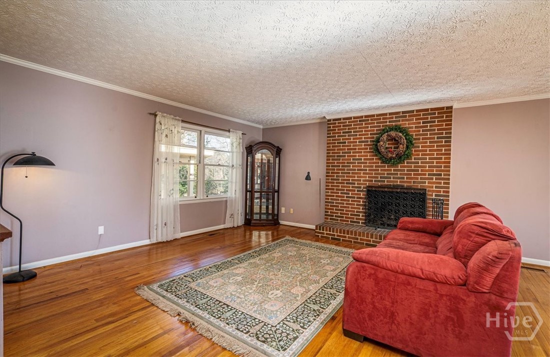 625 Forest Road Property Photo 4