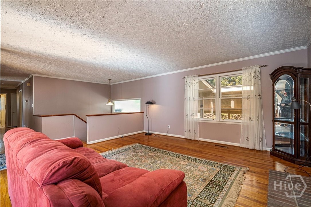 625 Forest Road Property Photo 6