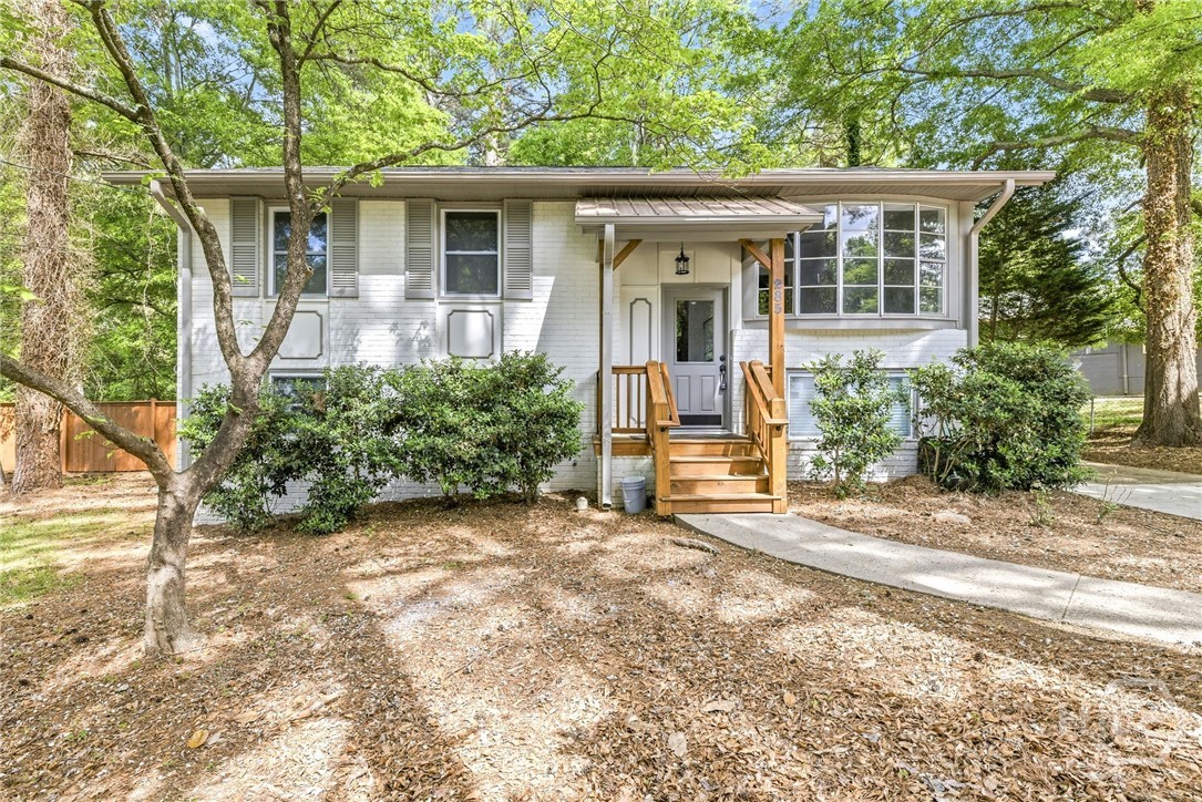 285 Kings Circle Property Photo 1