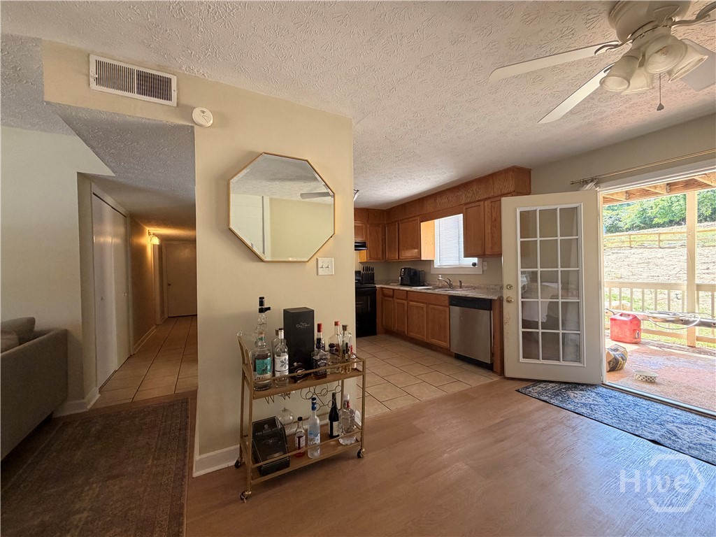 102 Welch Place Property Photo 4