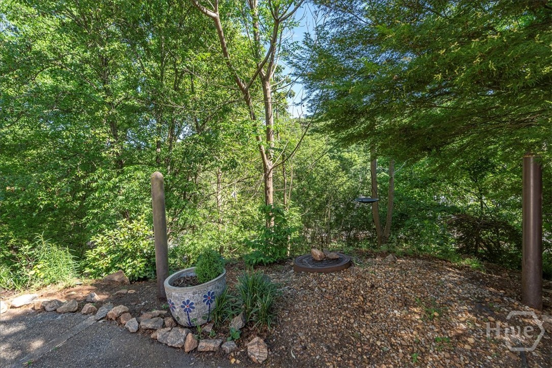585 White Circle 402 Property Photo 40