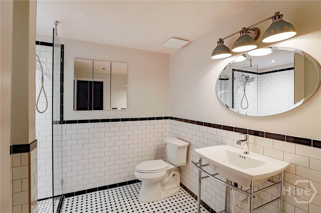 585 White Circle 504 Property Photo 4